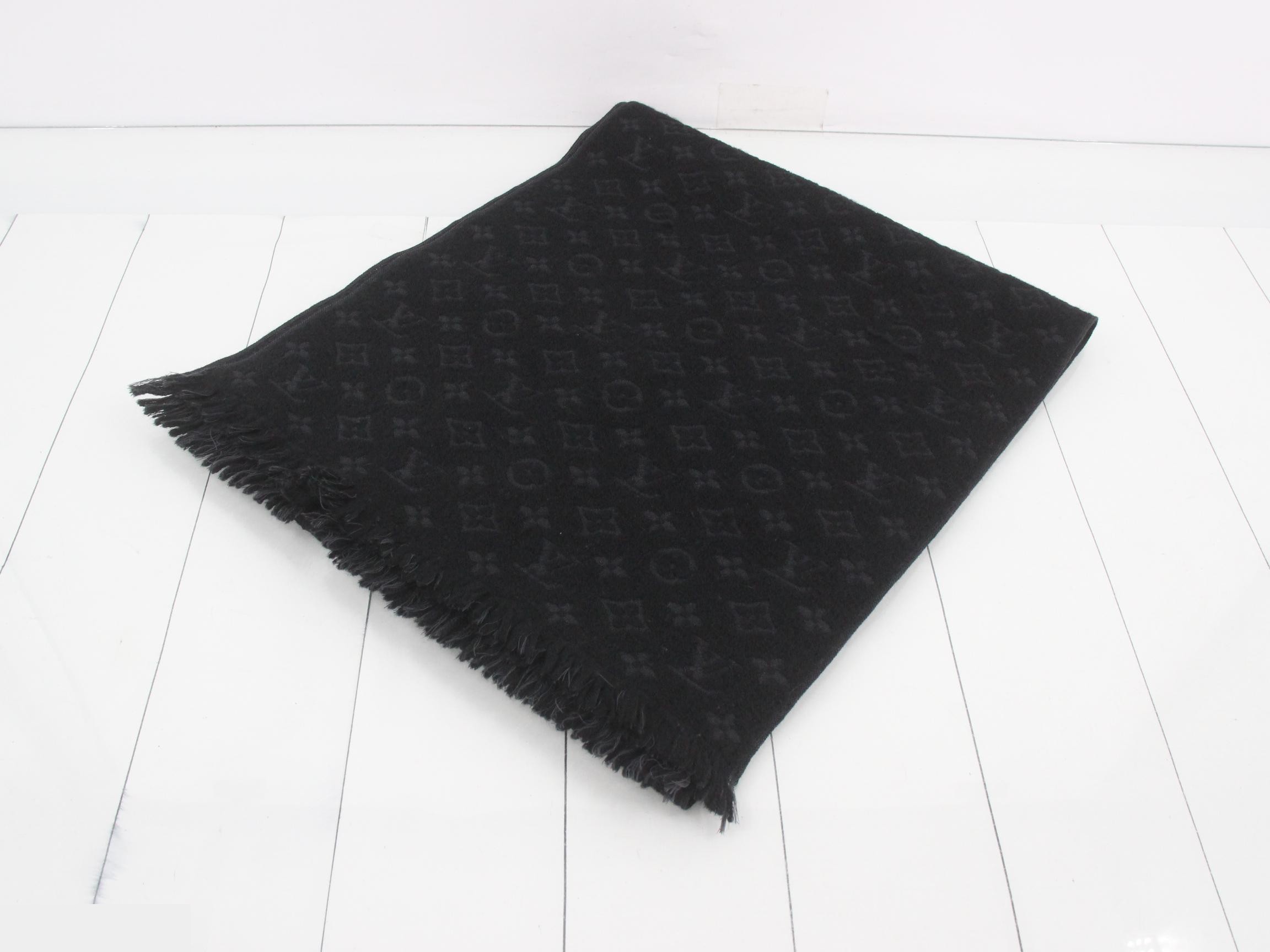 Monogram scarf with tag, black.