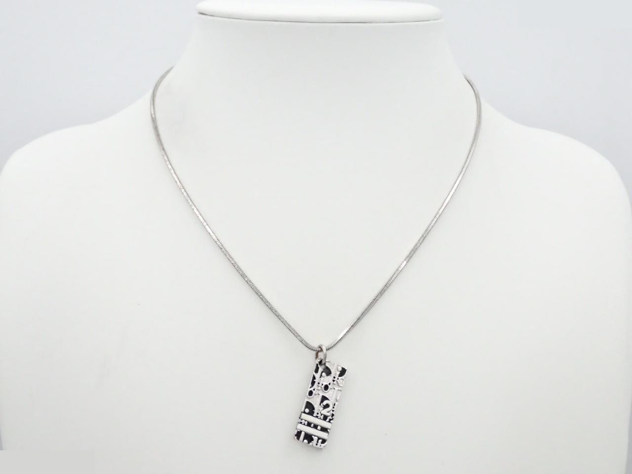 Trotter (precious metal) necklace pendant, chain approximately 44cm — view 3