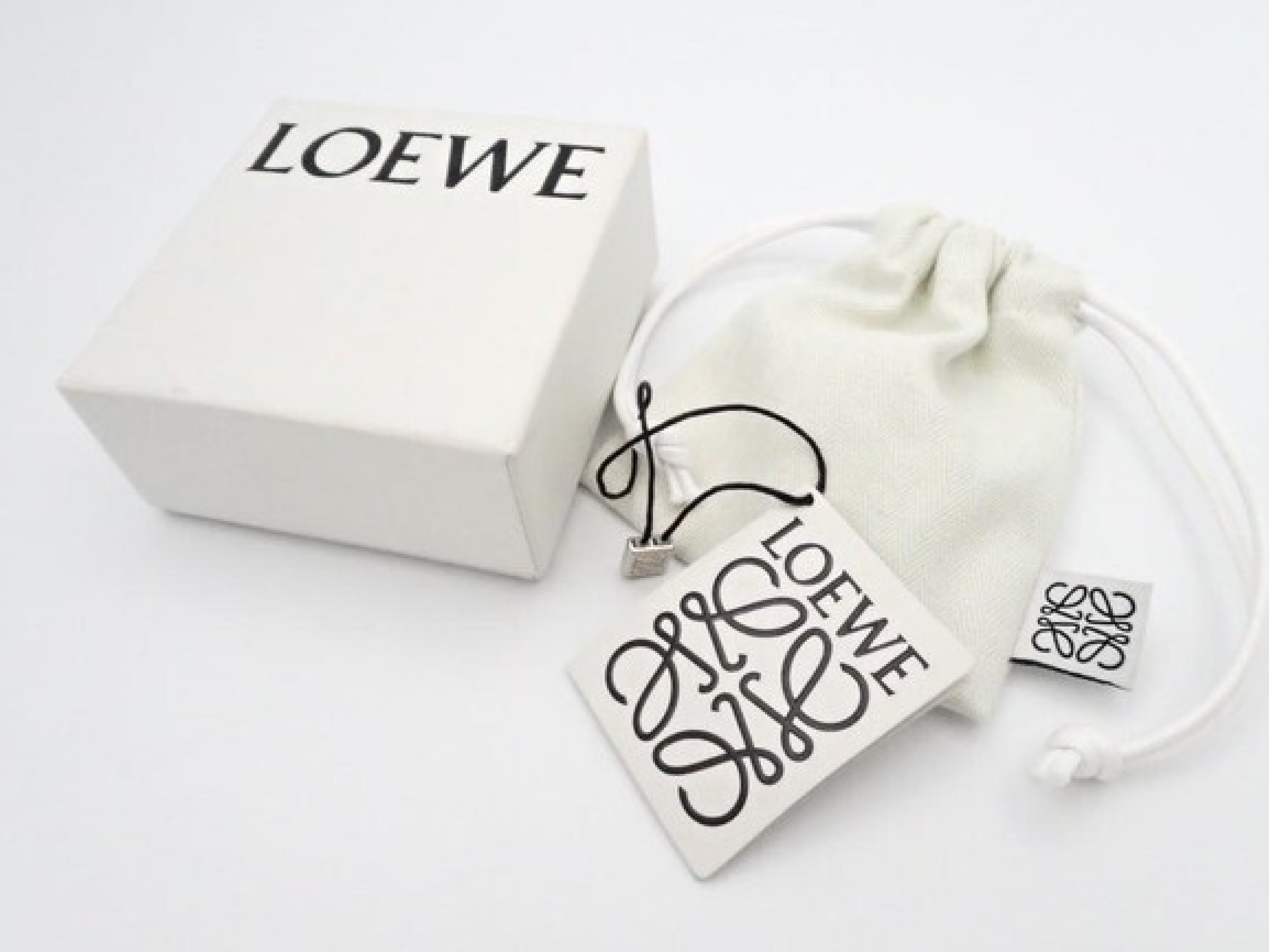 Anagram Gold Brooch (with box) — view 3