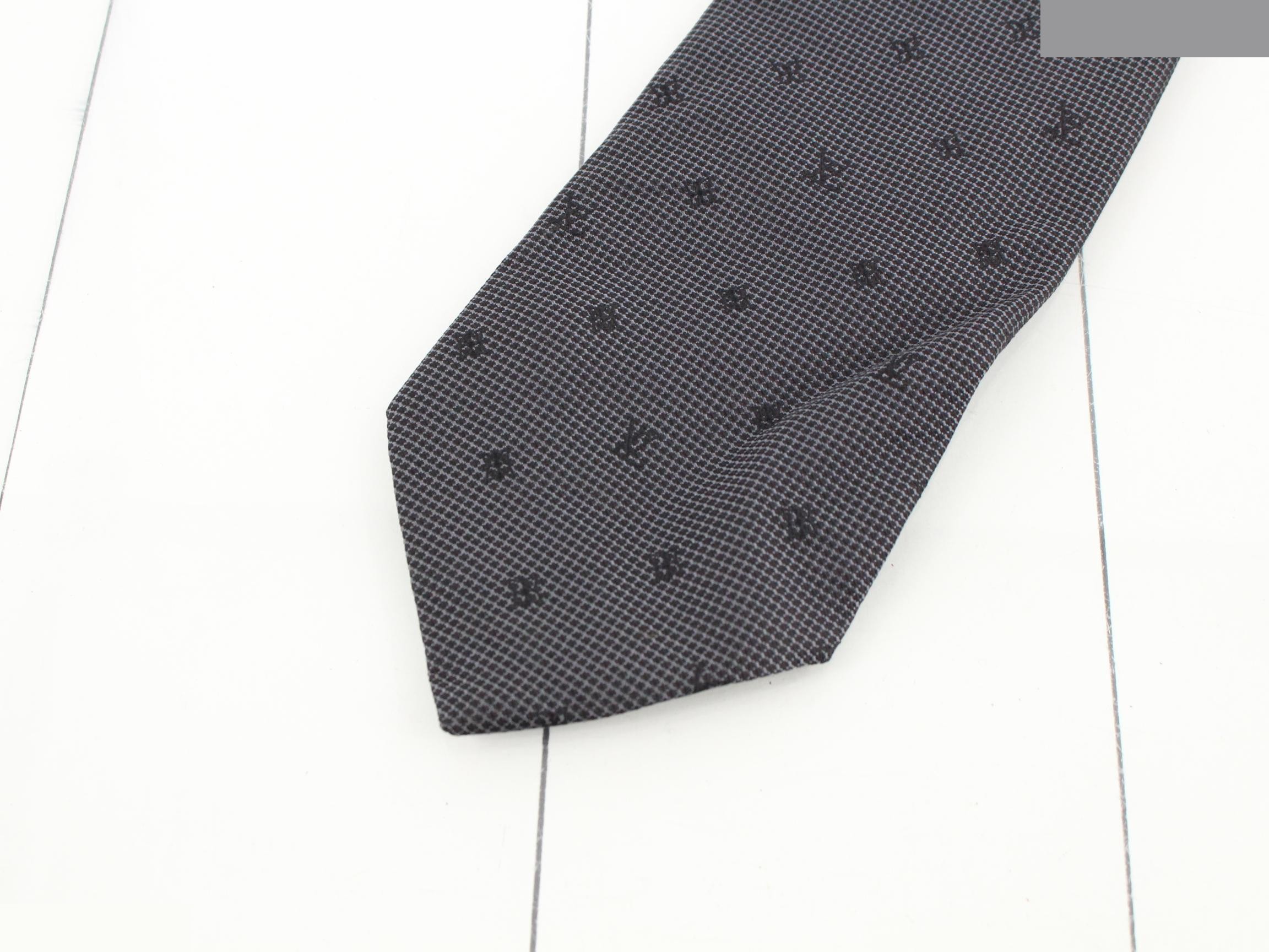 tie — view 3