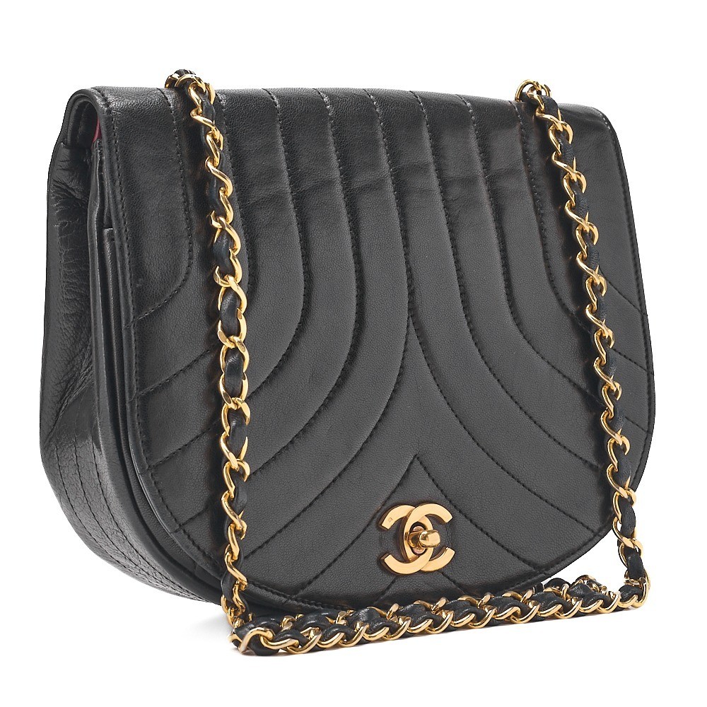 Lambskin round-shaped full-flap chain shoulder bag, black, gold hardware. — view 3