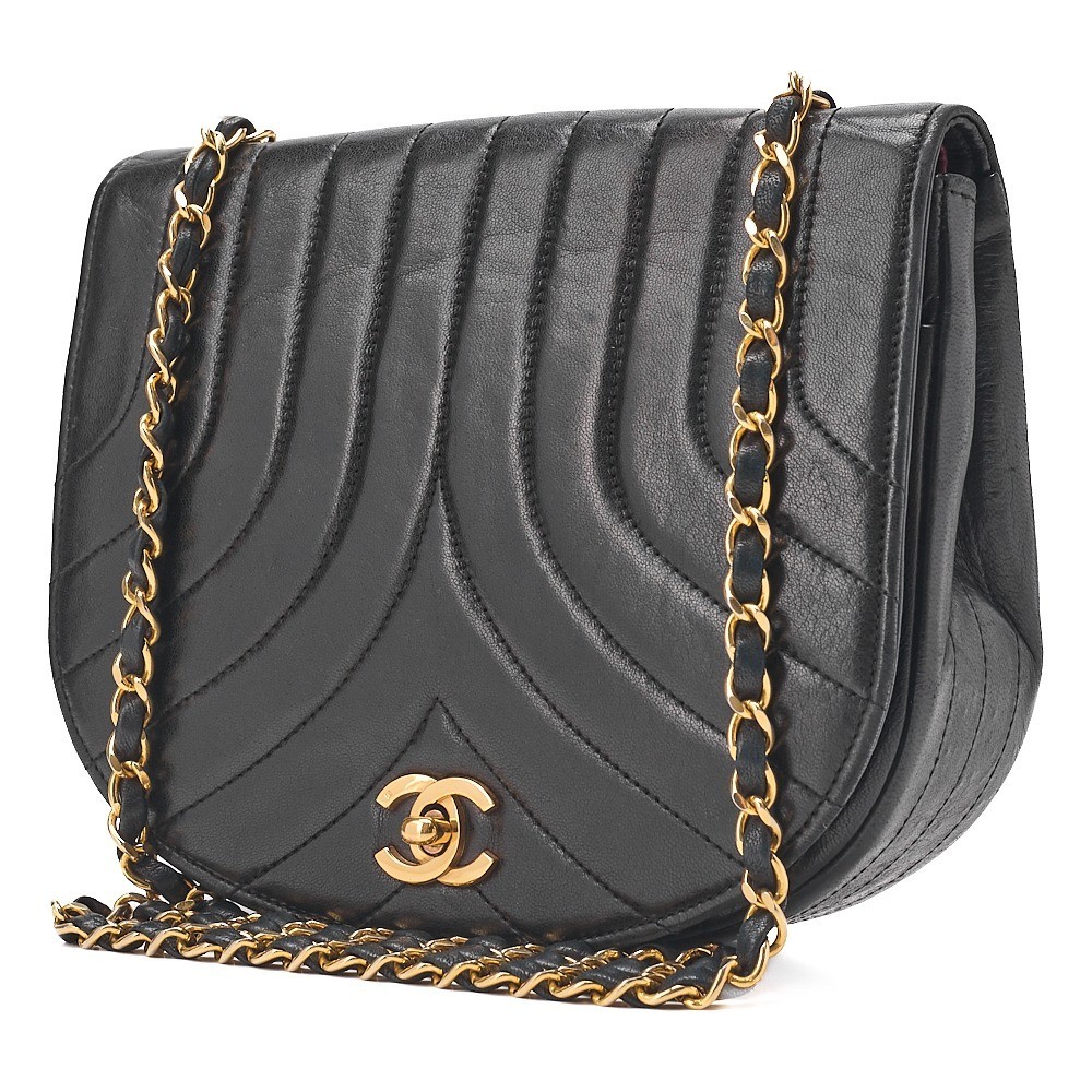 Lambskin round-shaped full-flap chain shoulder bag, black, gold hardware. — view 4