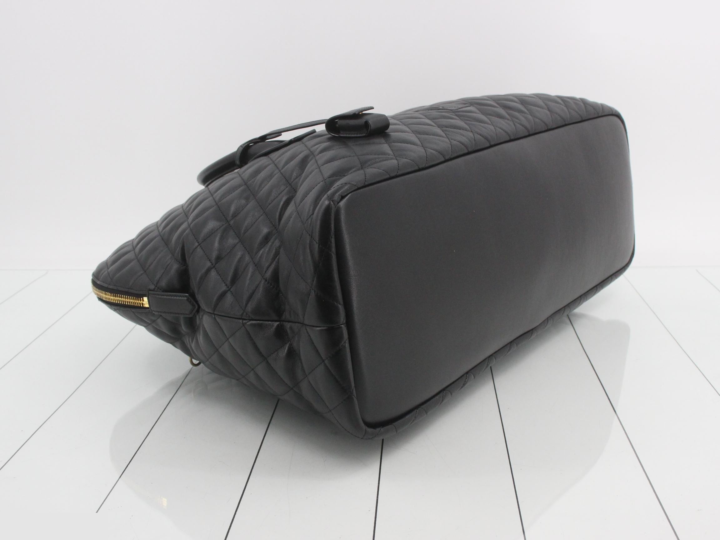 Unused ES GIANT quilted leather Boston bag with antique gold hardware. — view 5