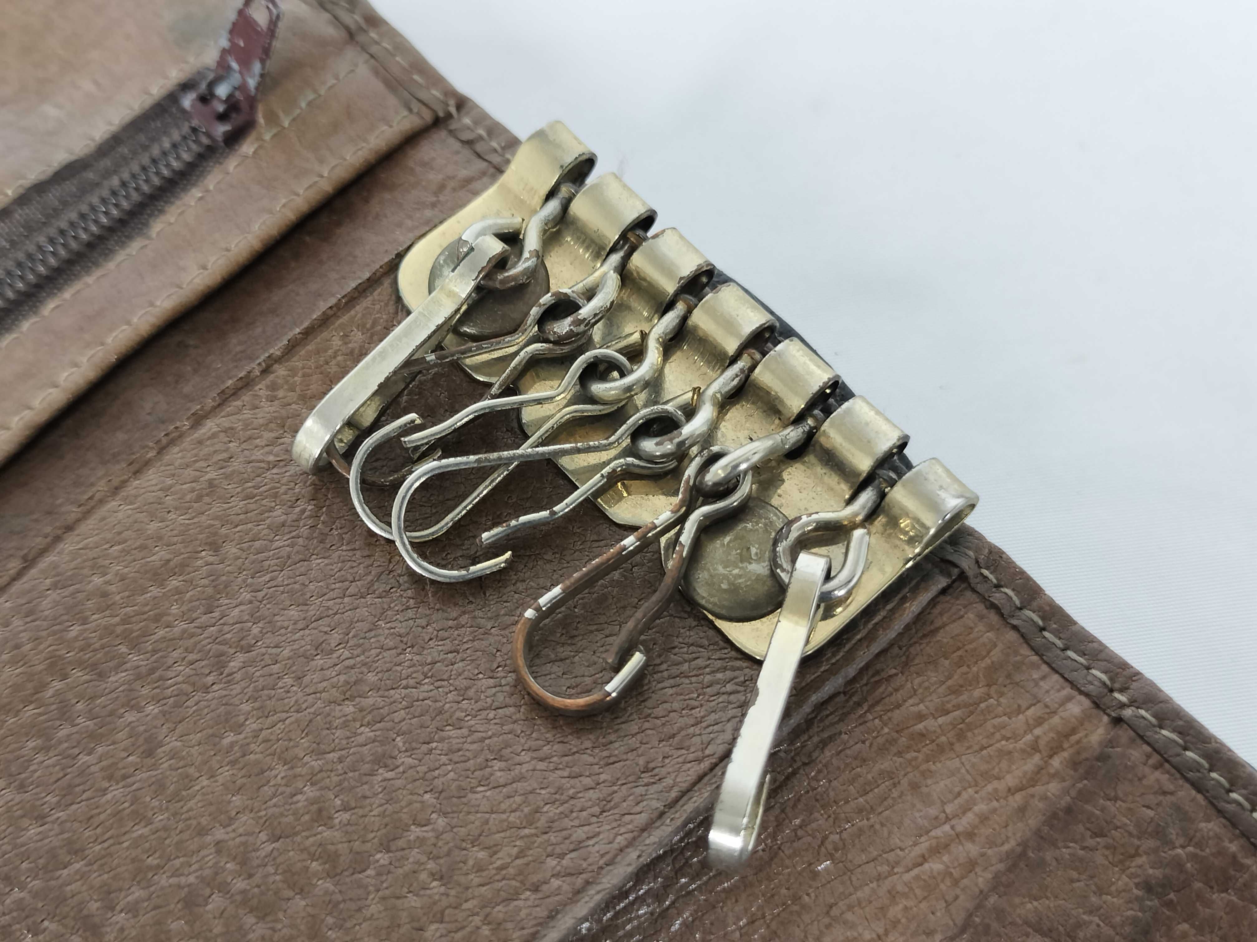 Old Key Case/Keychain — view 9