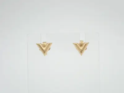 M68153 Essential V Earrings