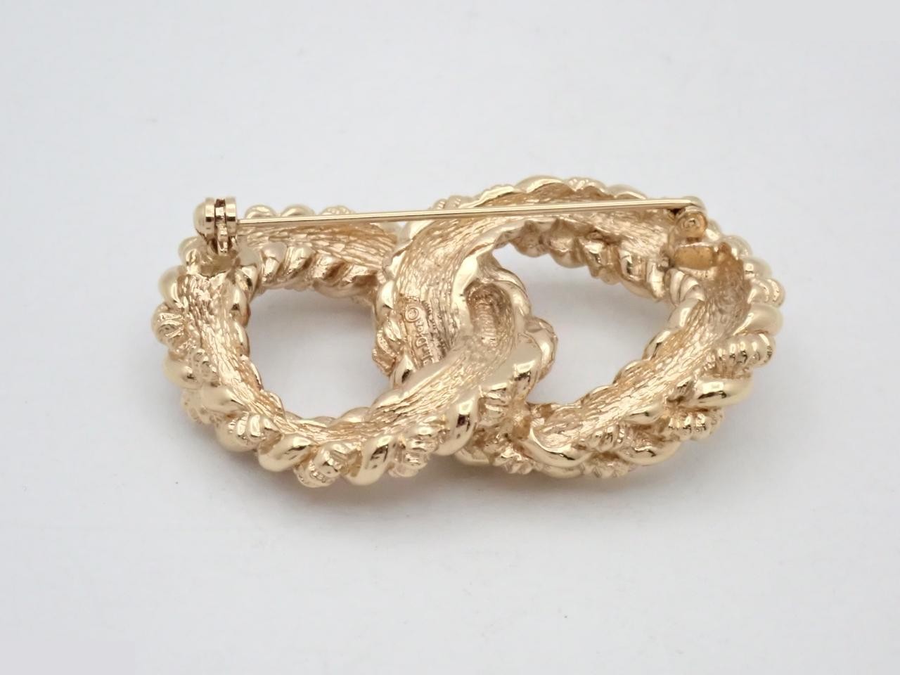 Gold brooch — view 2