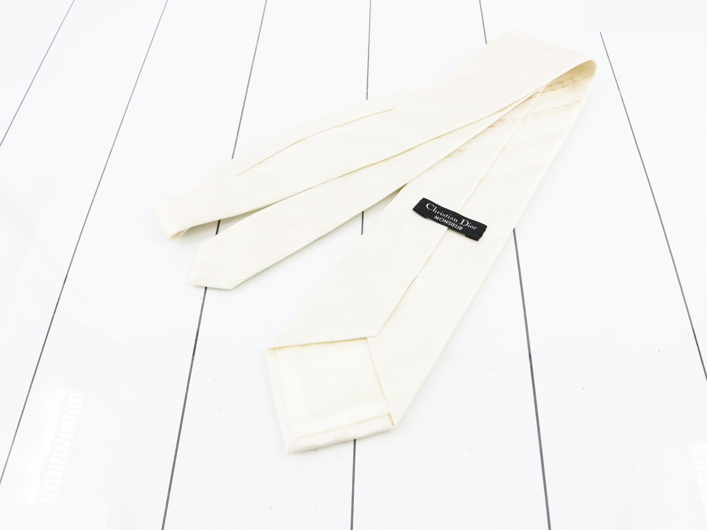tie, white — view 2