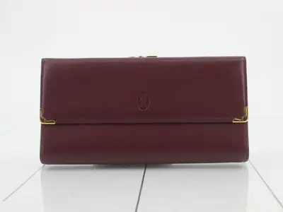 Must-have long wallet with clasp closure, Bordeaux leather.