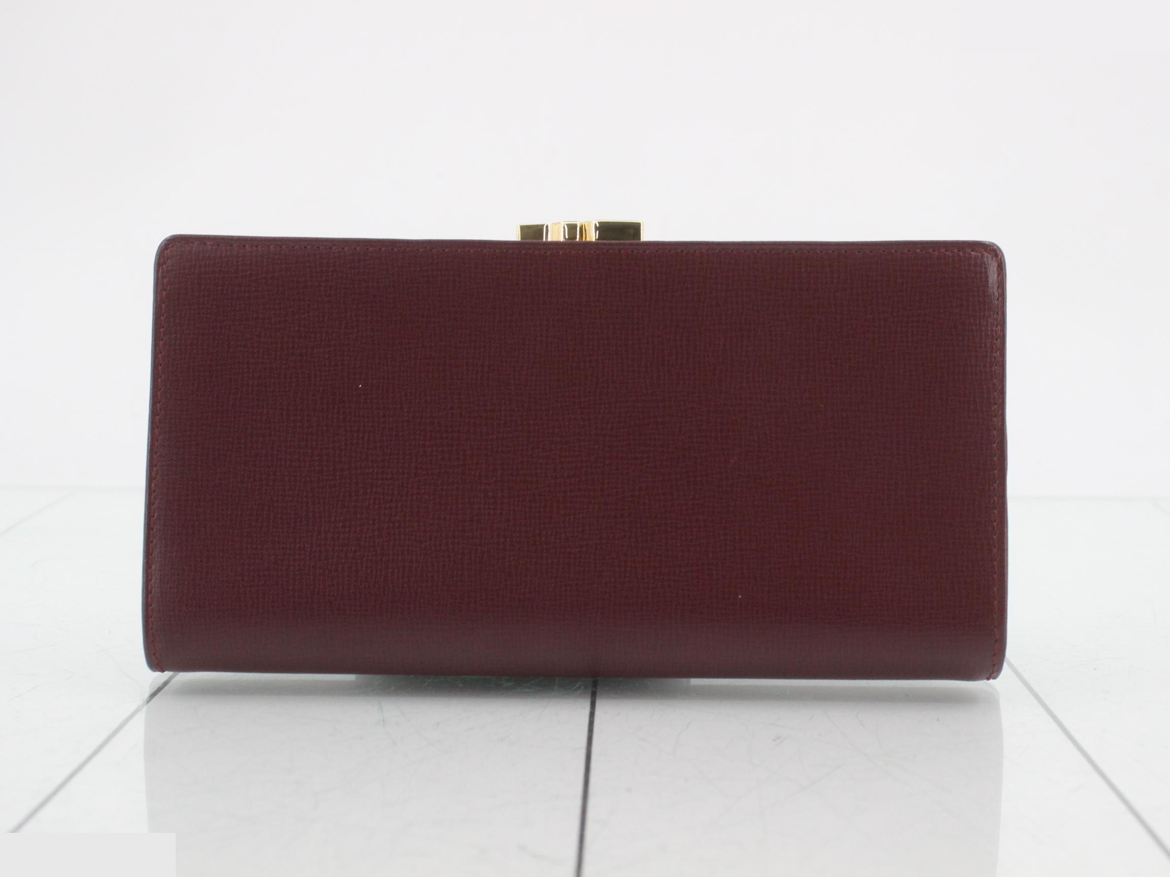 Must-have long wallet with clasp closure, Bordeaux leather. — view 2