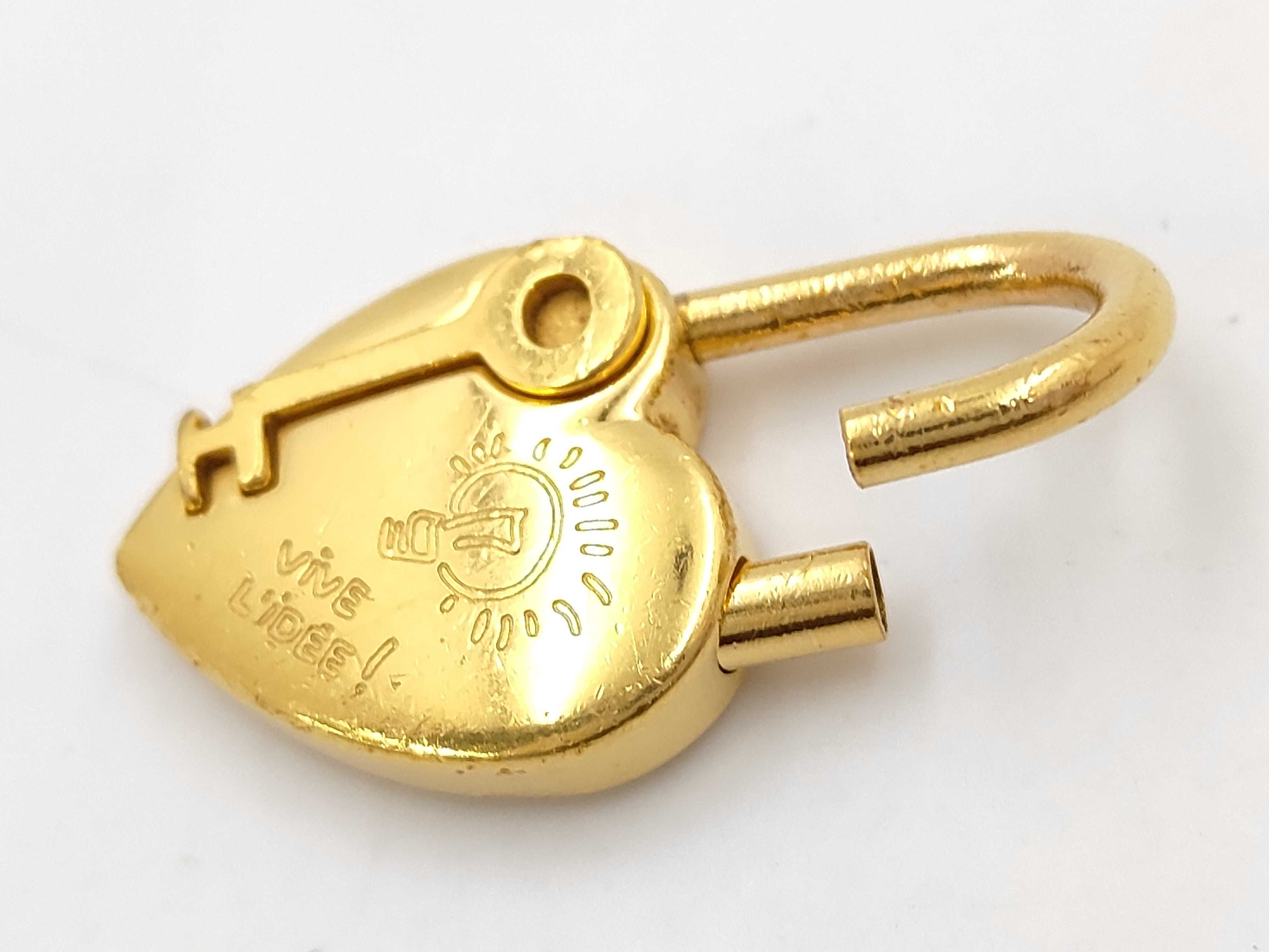 Cadena Lockheart Fantasy 2004 Limited Edition Keychain Key Case — view 6