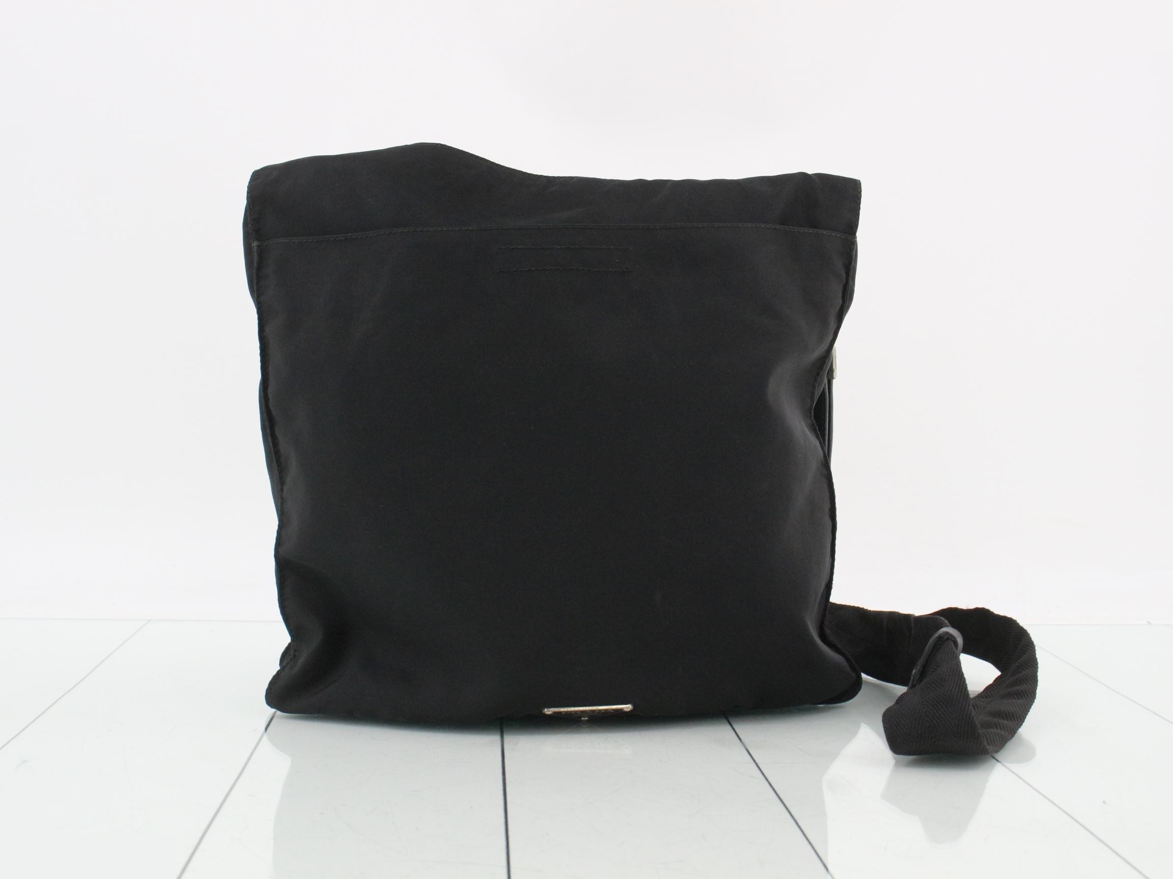 Nylon shoulder bag with triangular plate, black.