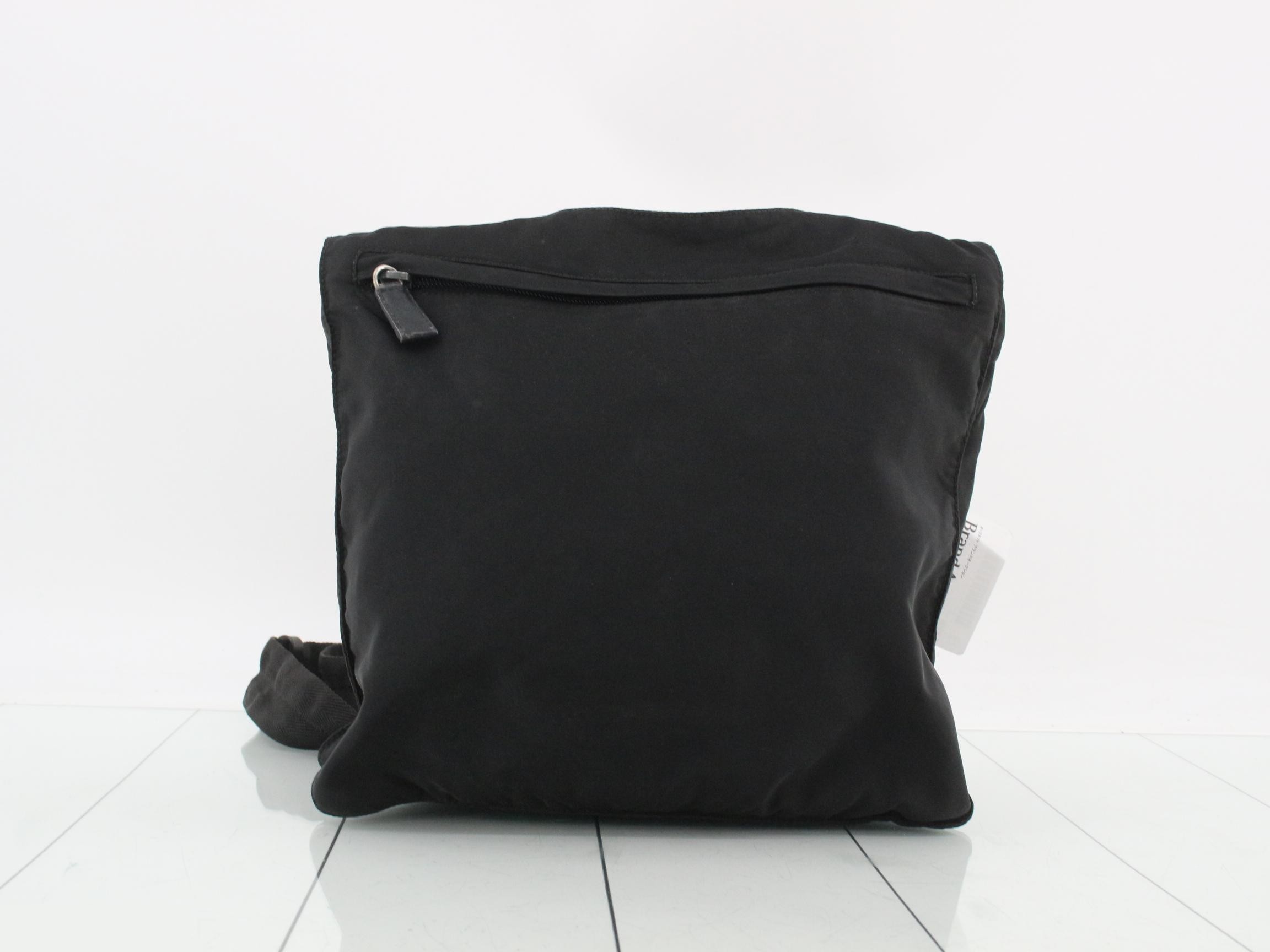 Nylon shoulder bag with triangular plate, black. — view 2