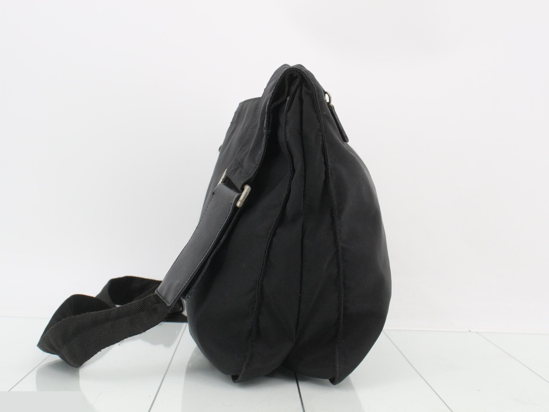 Nylon shoulder bag with triangular plate, black. — view 3