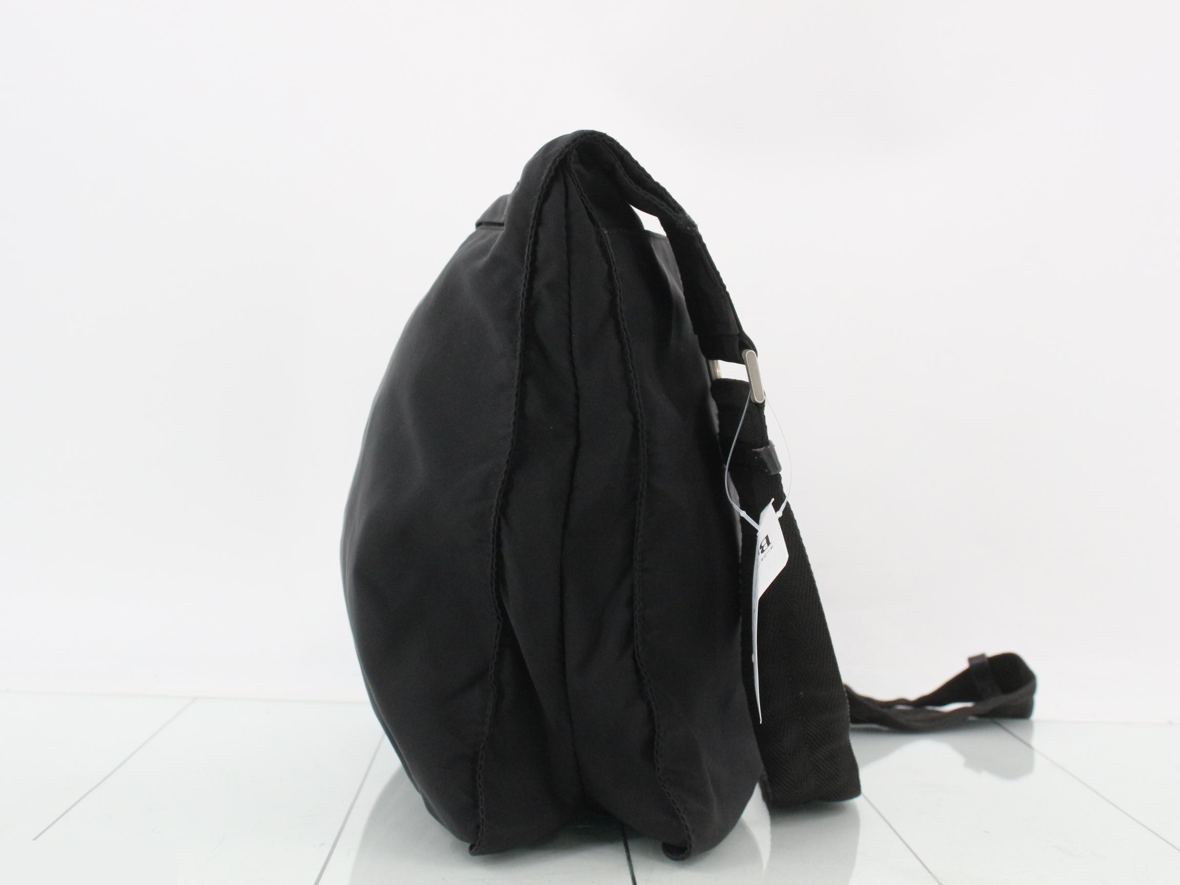 Nylon shoulder bag with triangular plate, black. — view 4