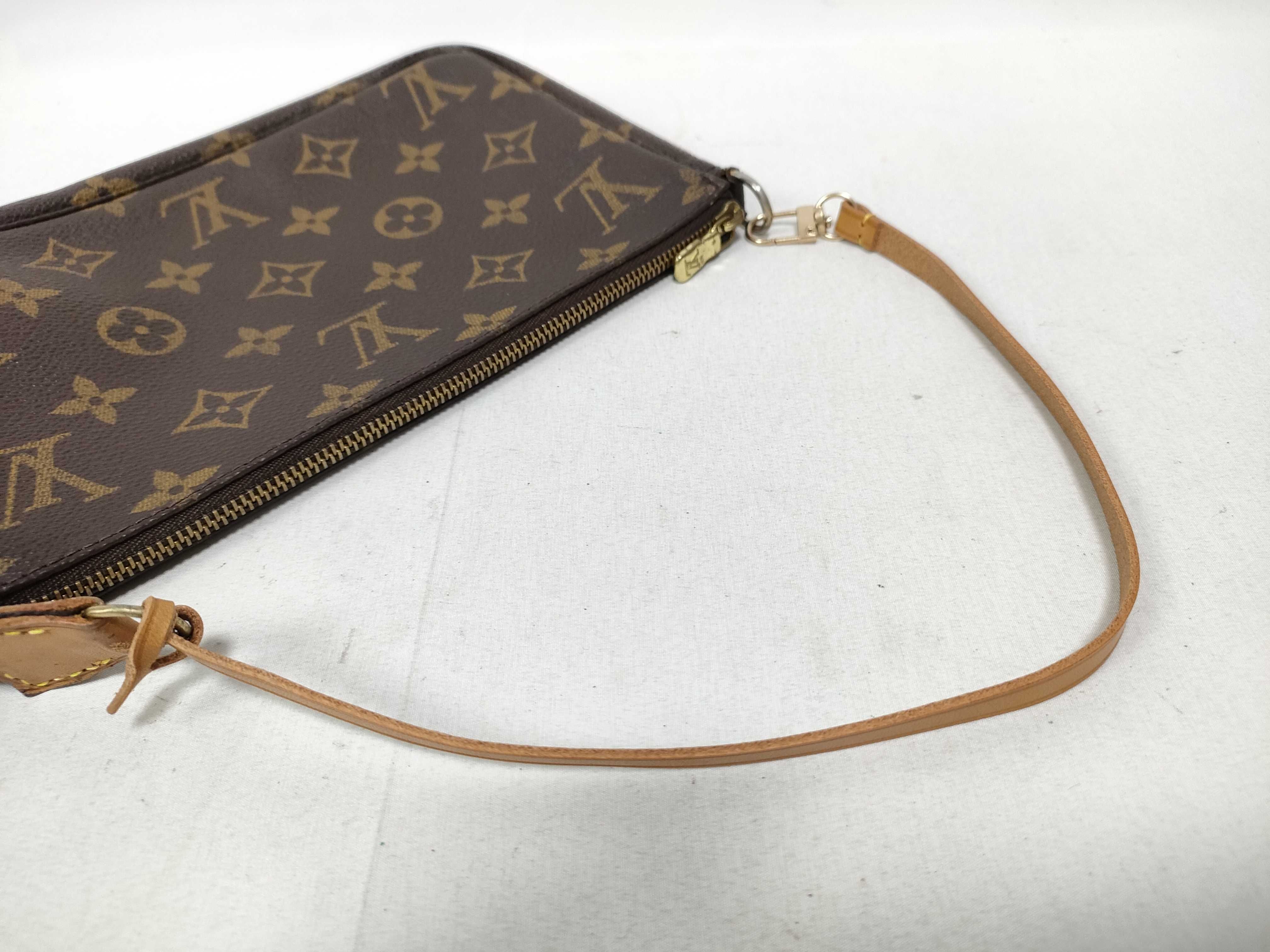 Monogram Louis Vuitton Monogram Accessoires AR1909 Pouch — view 11
