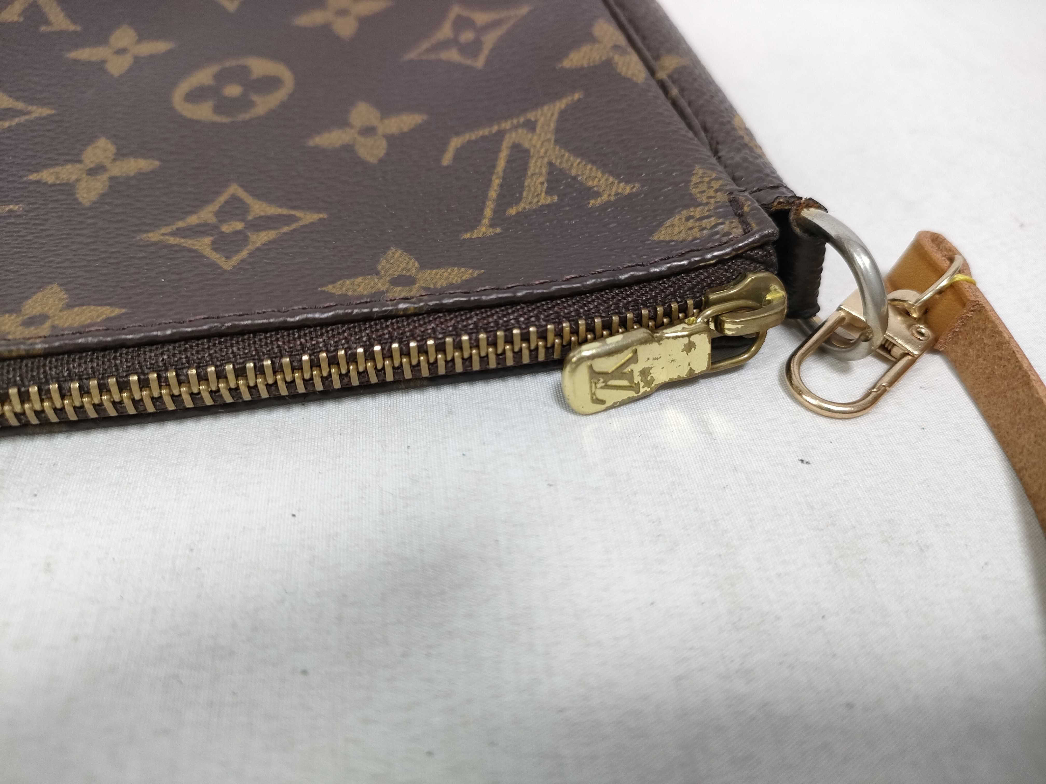 Monogram Louis Vuitton Monogram Accessoires AR1909 Pouch — view 12