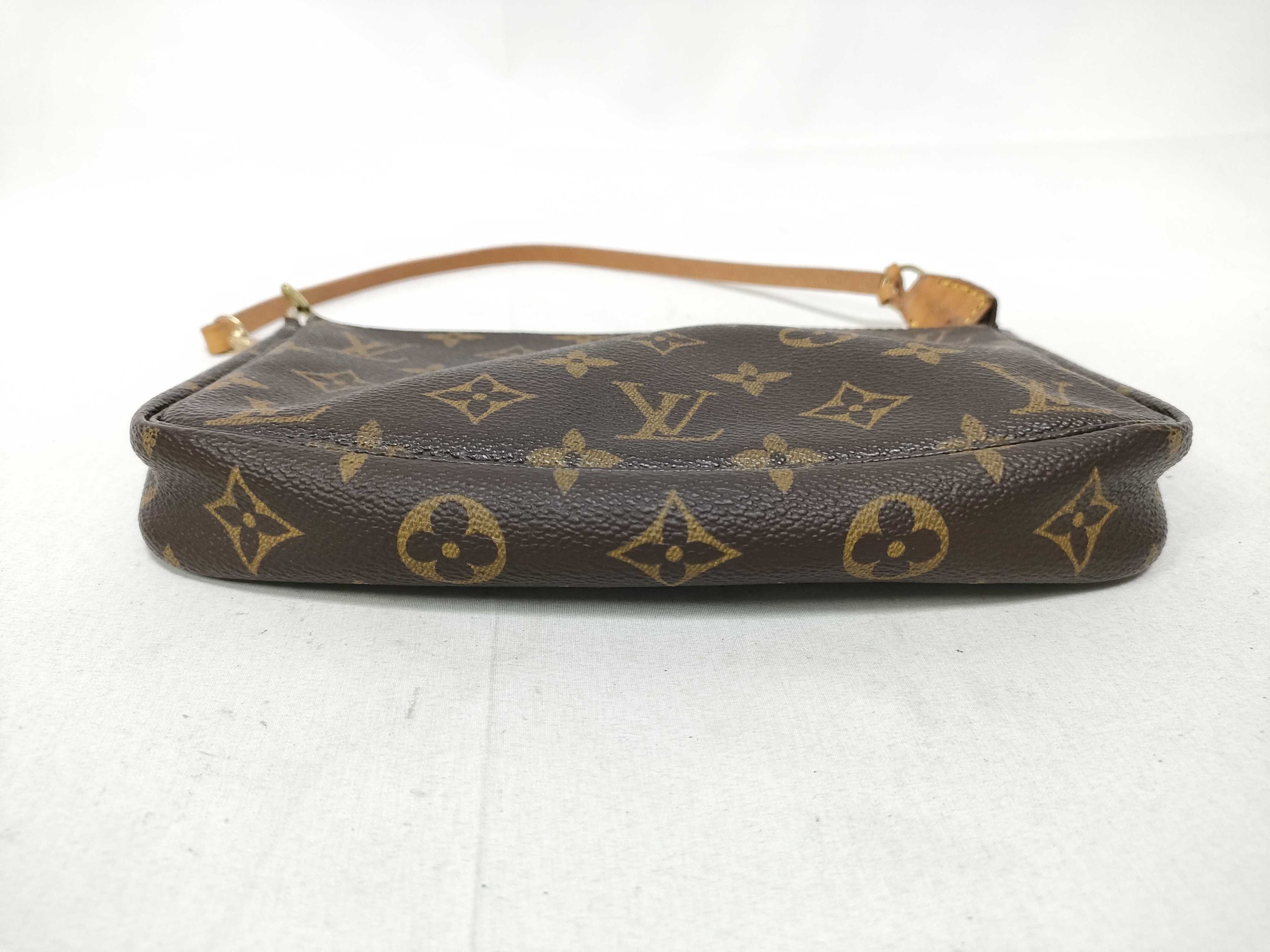 Monogram Louis Vuitton Monogram Accessoires AR1909 Pouch — view 3