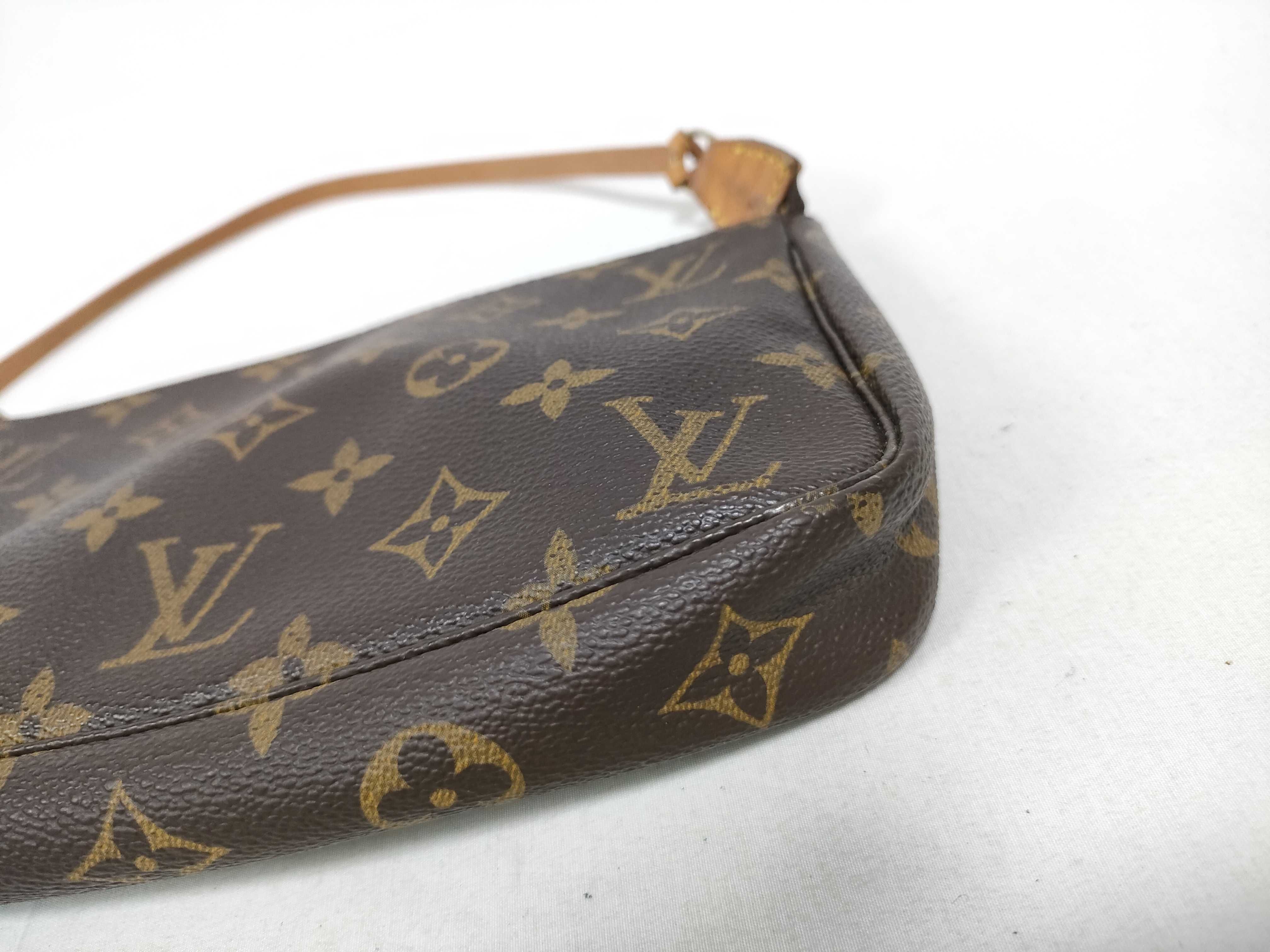 Monogram Louis Vuitton Monogram Accessoires AR1909 Pouch — view 4