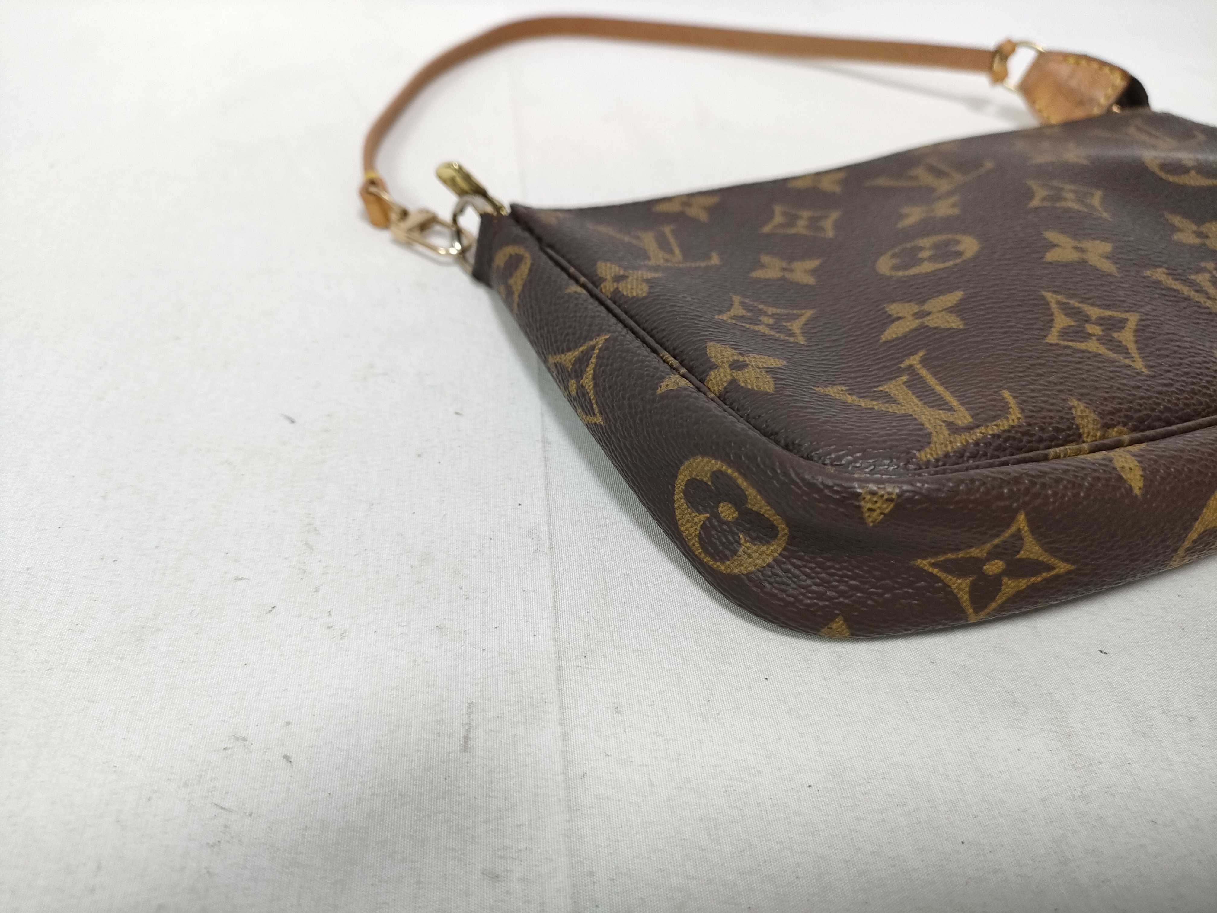 Monogram Louis Vuitton Monogram Accessoires AR1909 Pouch — view 5