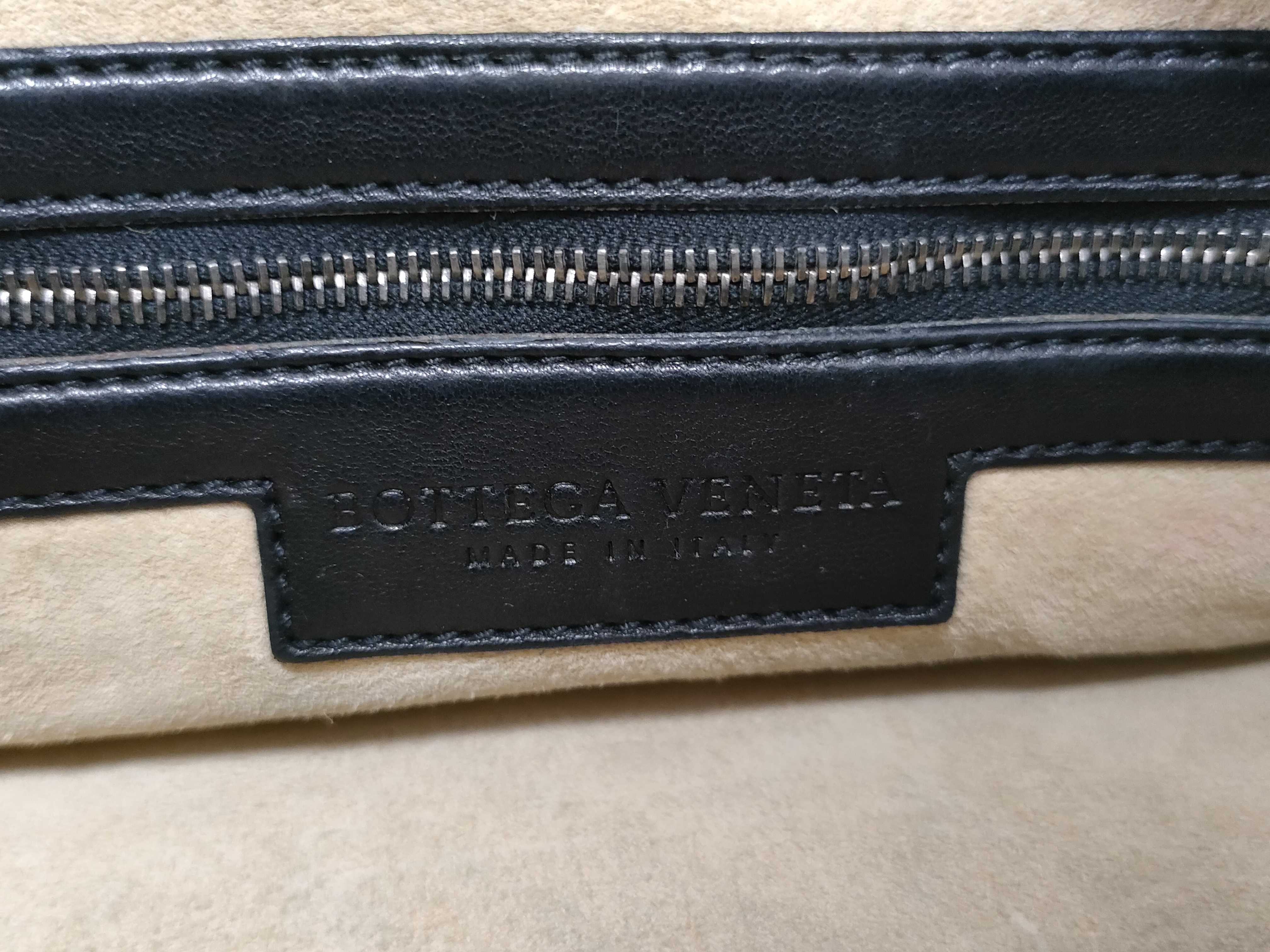Intrecciato One-Hand Black Handbag — view 11
