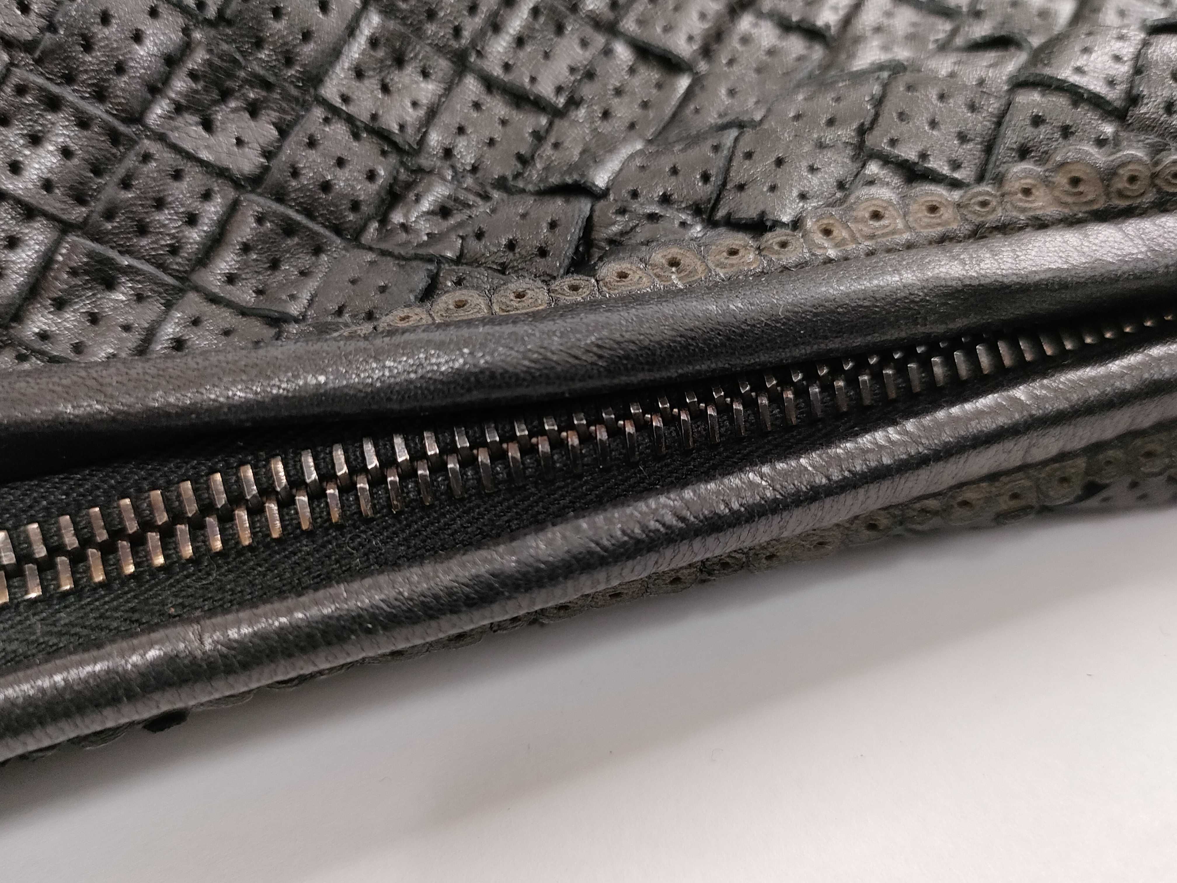 Intrecciato One-Hand Black Handbag — view 9