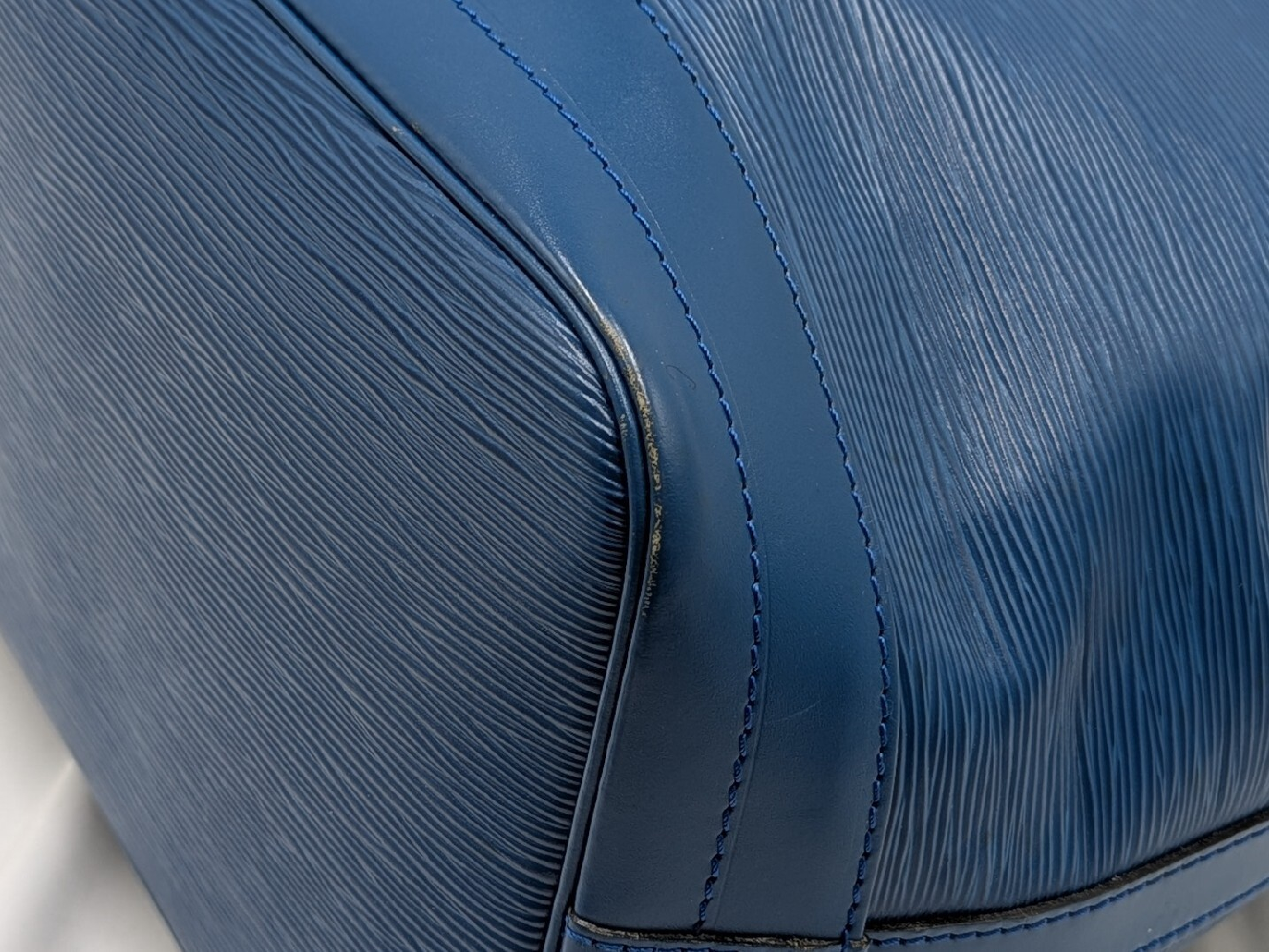 M44005 Epi Noe Toledo Blue AR0934 Handbag — view 3