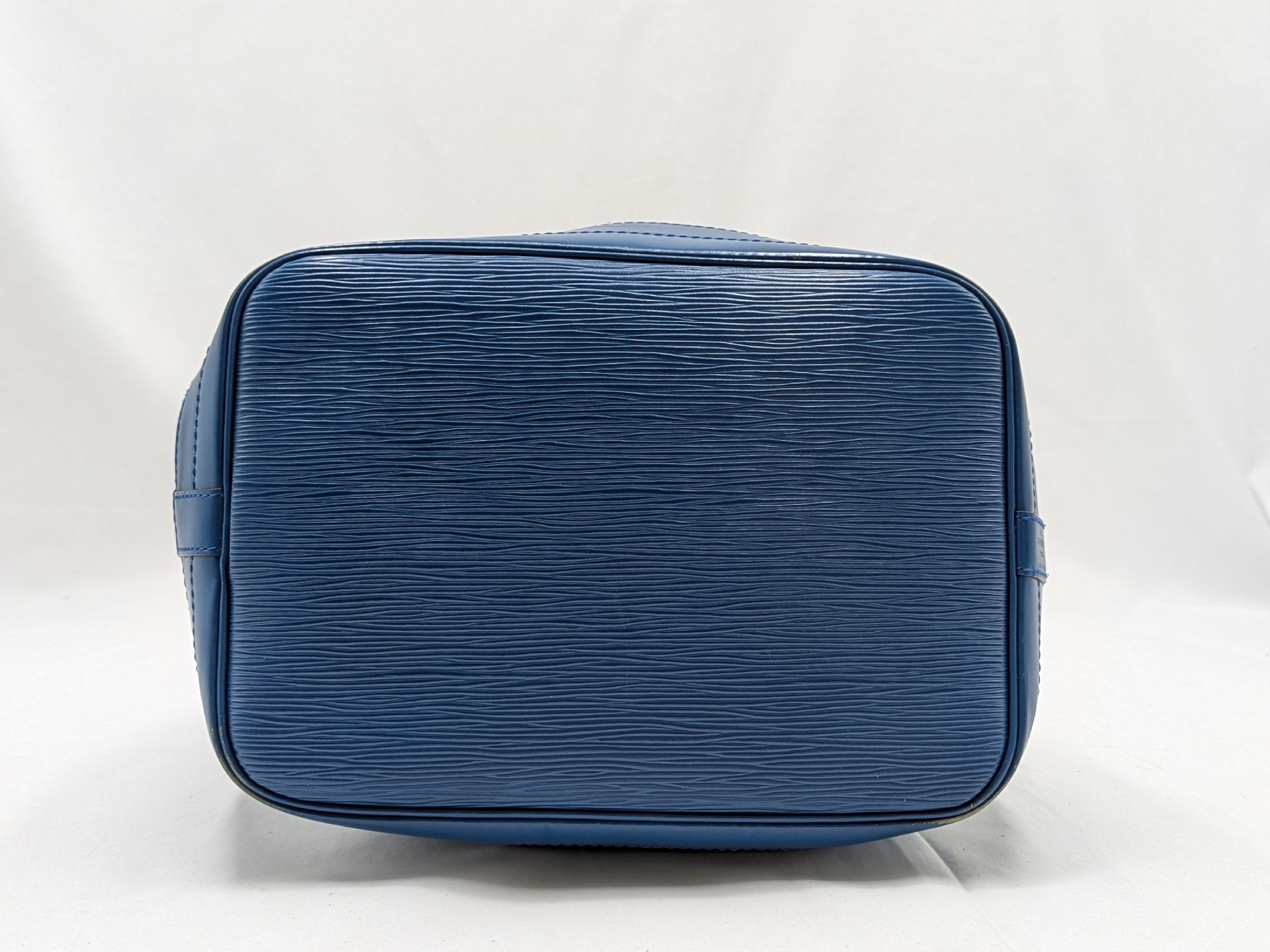 M44005 Epi Noe Toledo Blue AR0934 Handbag — view 5