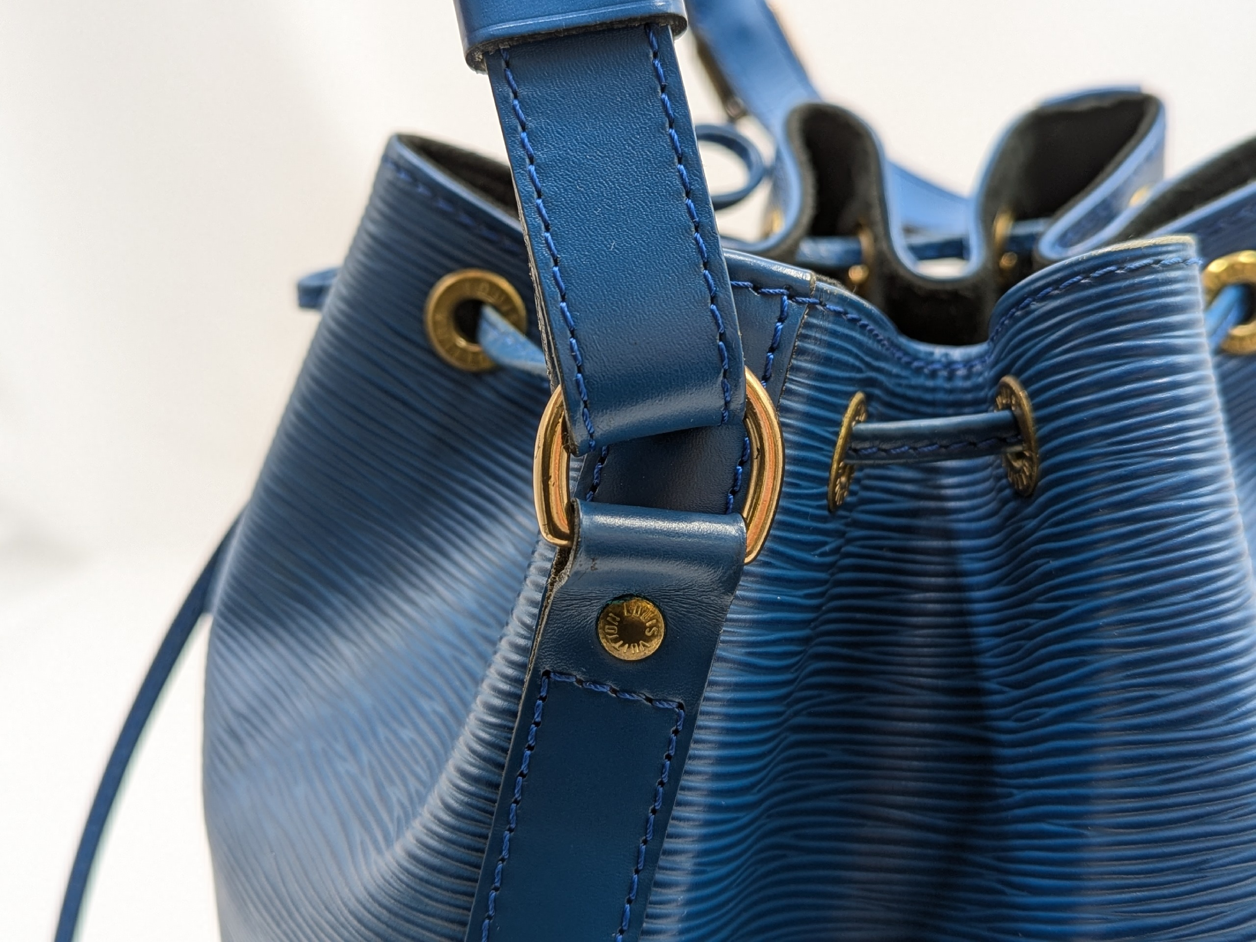 M44005 Epi Noe Toledo Blue AR0934 Handbag — view 8