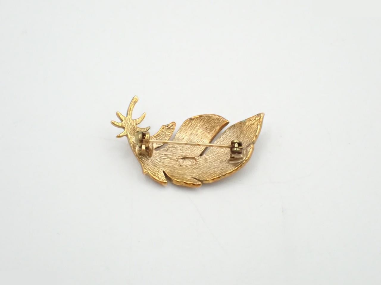 brooch — view 2