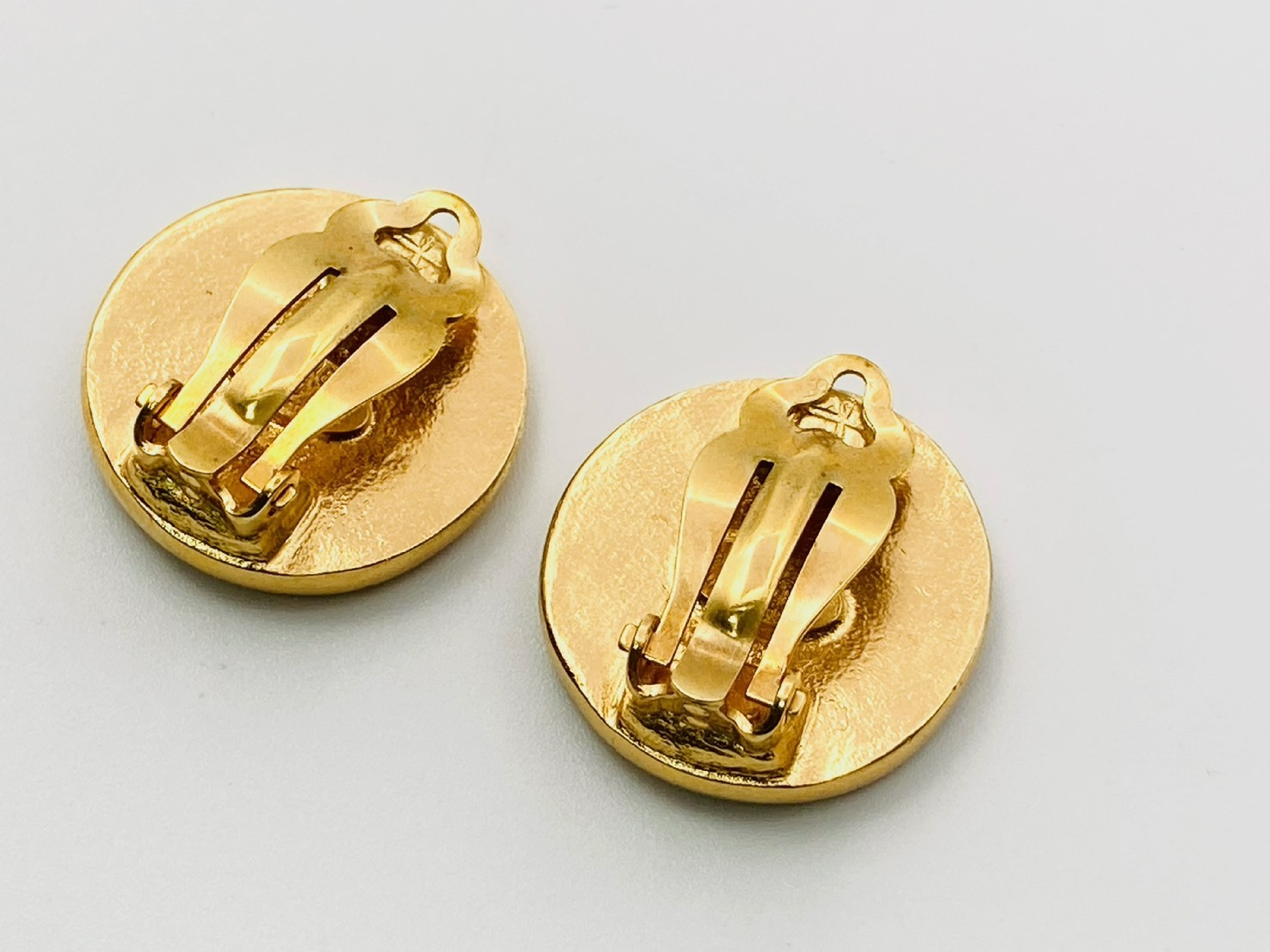 Coco Mark Round Earrings 03P Leather Black x Gold Earrings — view 2