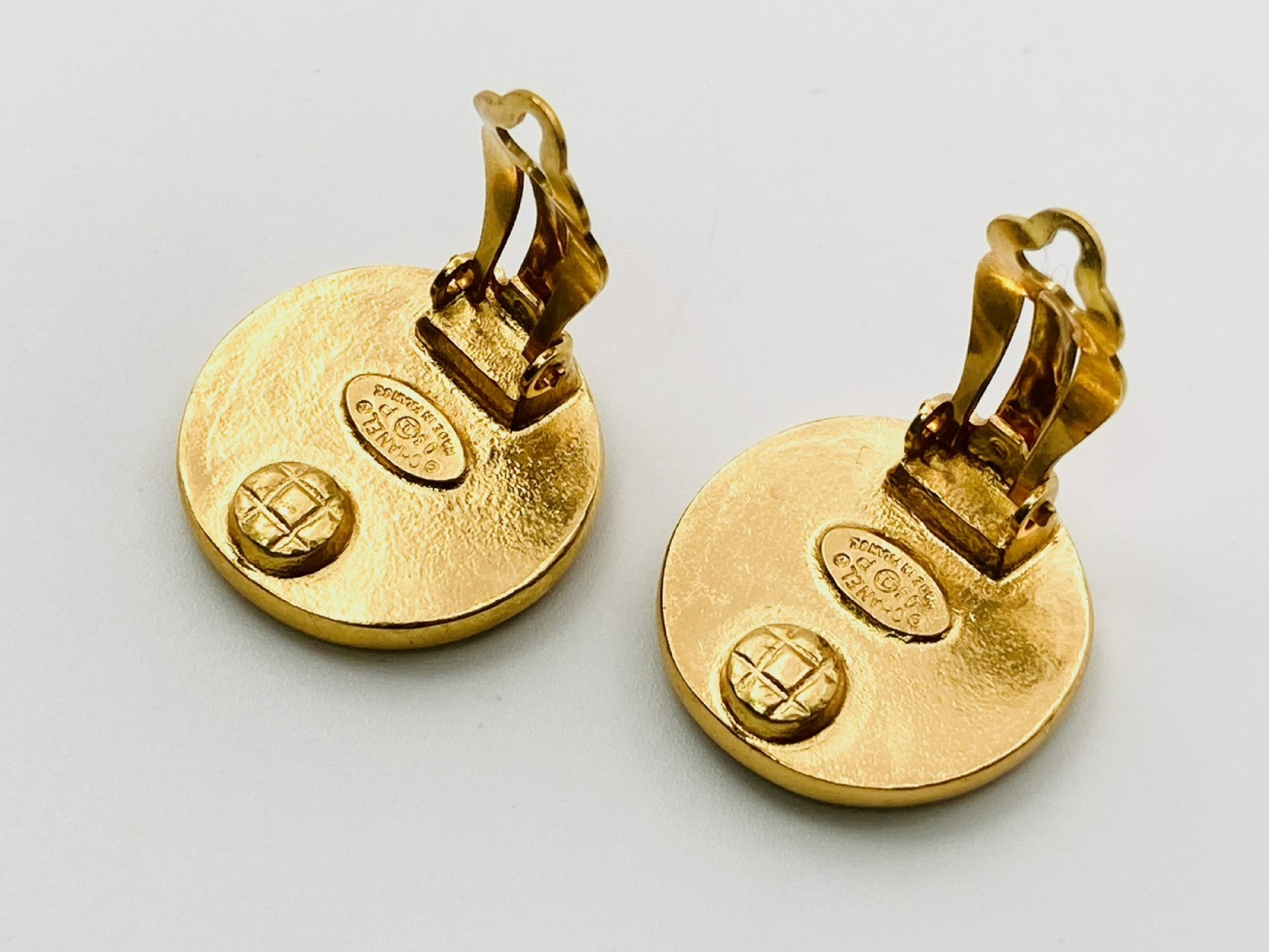 Coco Mark Round Earrings 03P Leather Black x Gold Earrings — view 3