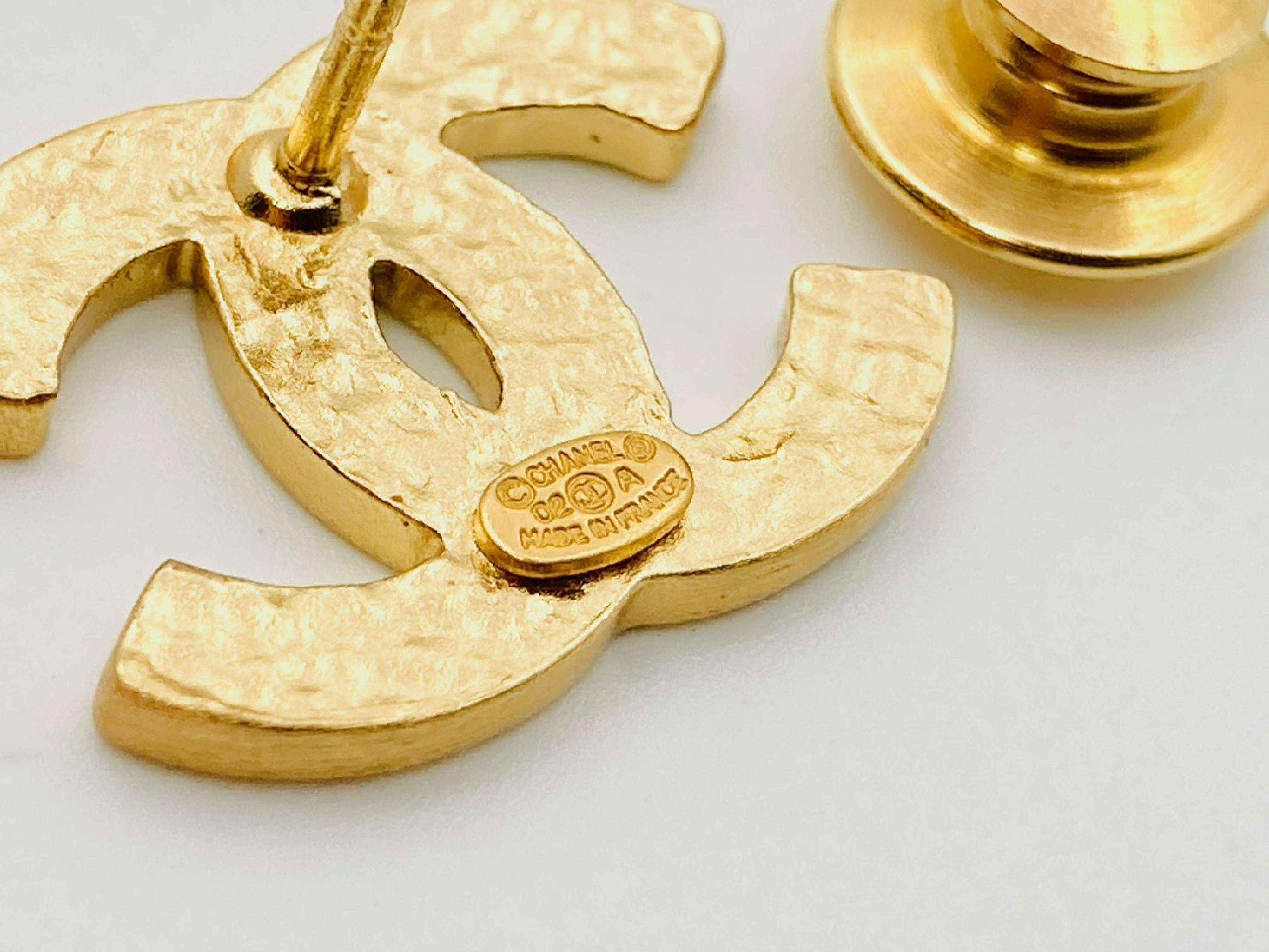 Coco Mark Pin Brooch 02A Enamel Black x Gold Brooch — view 3