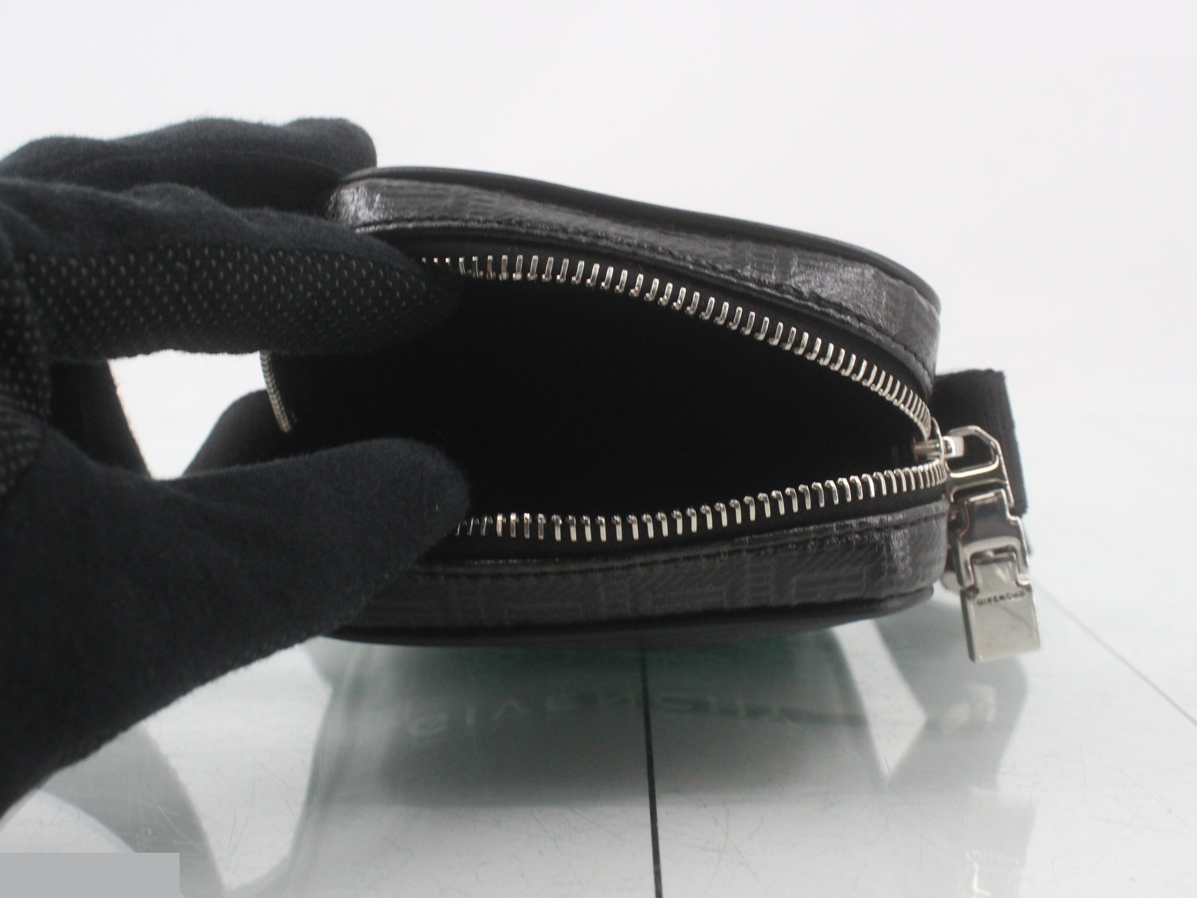 Shoulder pouch with 4G logo, leather, black — view 4