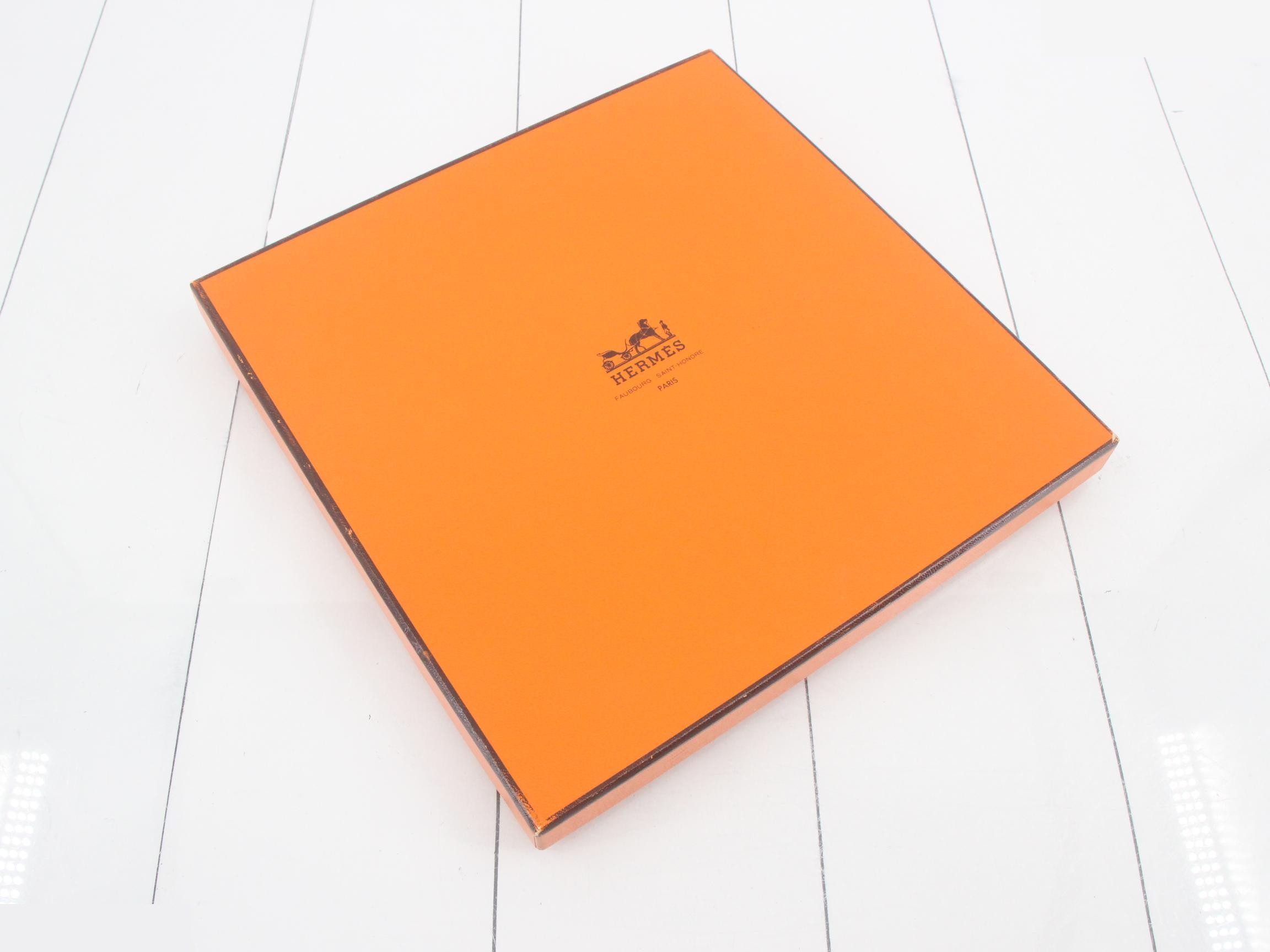 Carre 90 Pythagoras (with box) — view 4