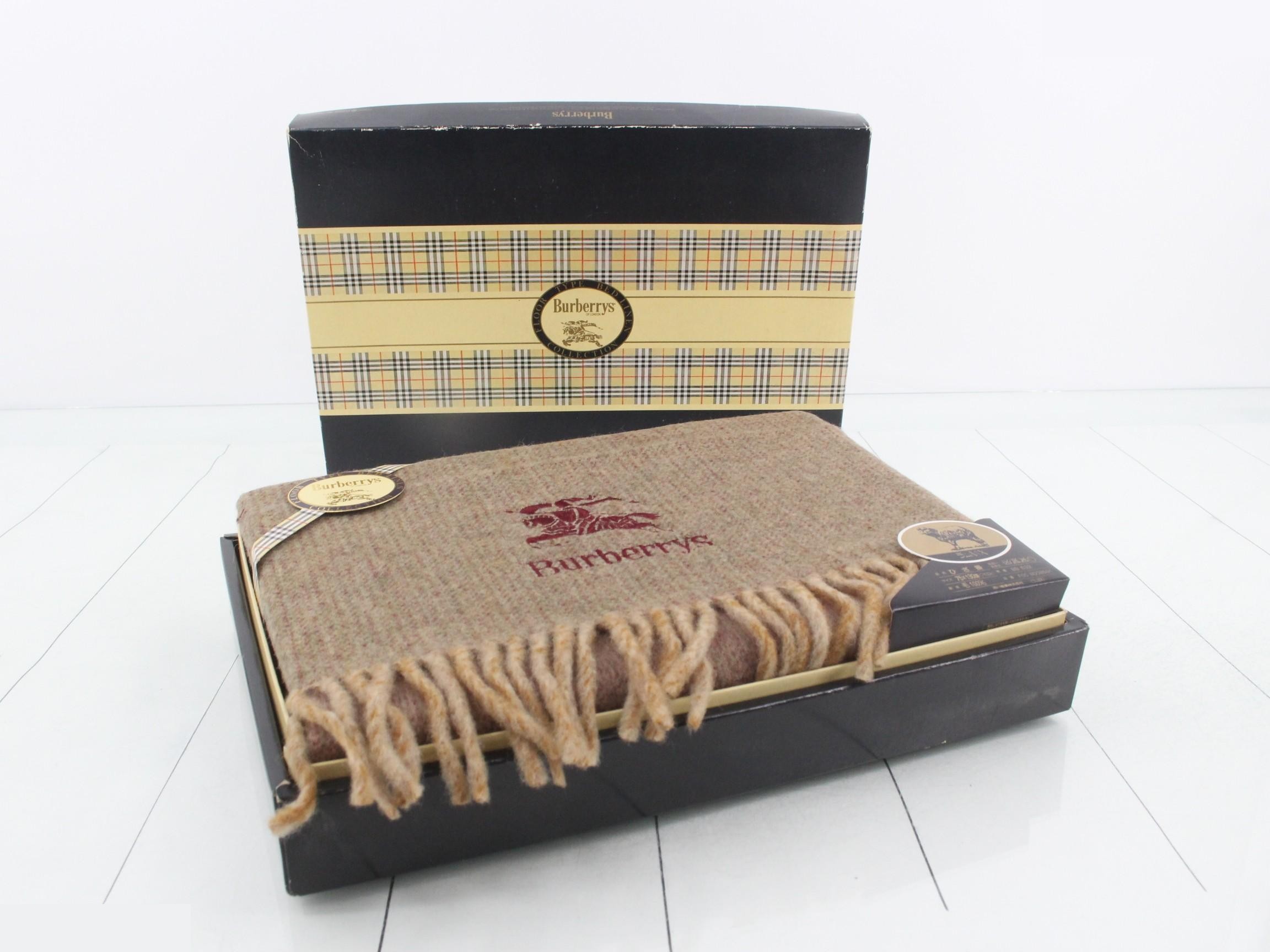 Unused Burberry throw blanket, 100% wool, 75 x 130 cm