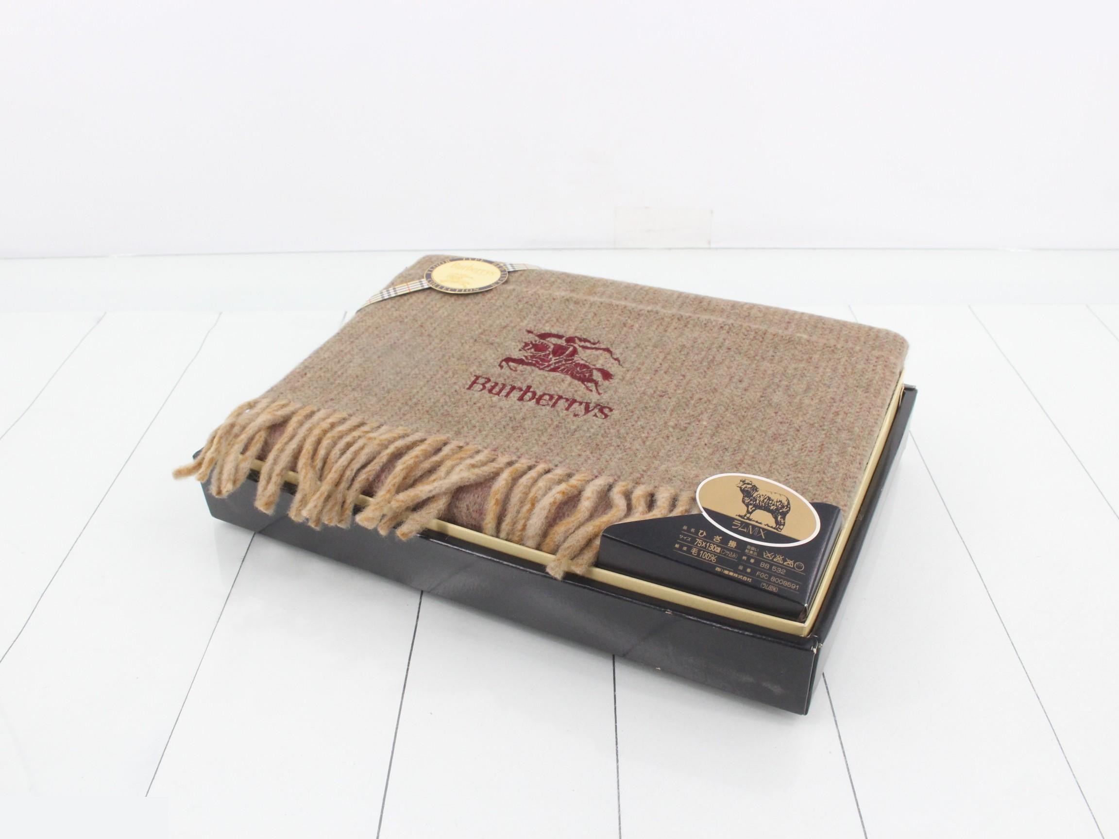 Unused Burberry throw blanket, 100% wool, 75 x 130 cm — view 2