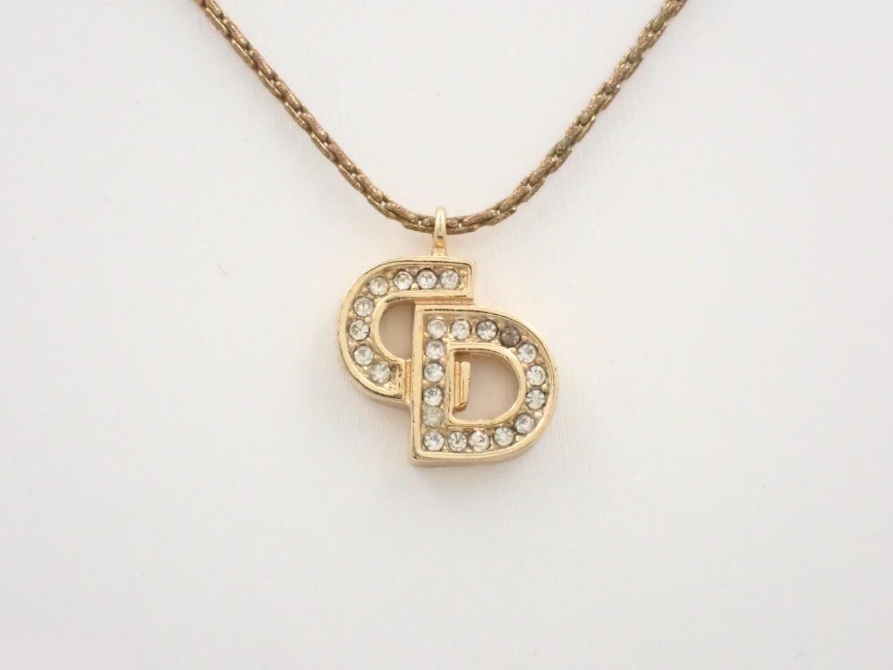 Necklace, neck circumference approximately 42 cm