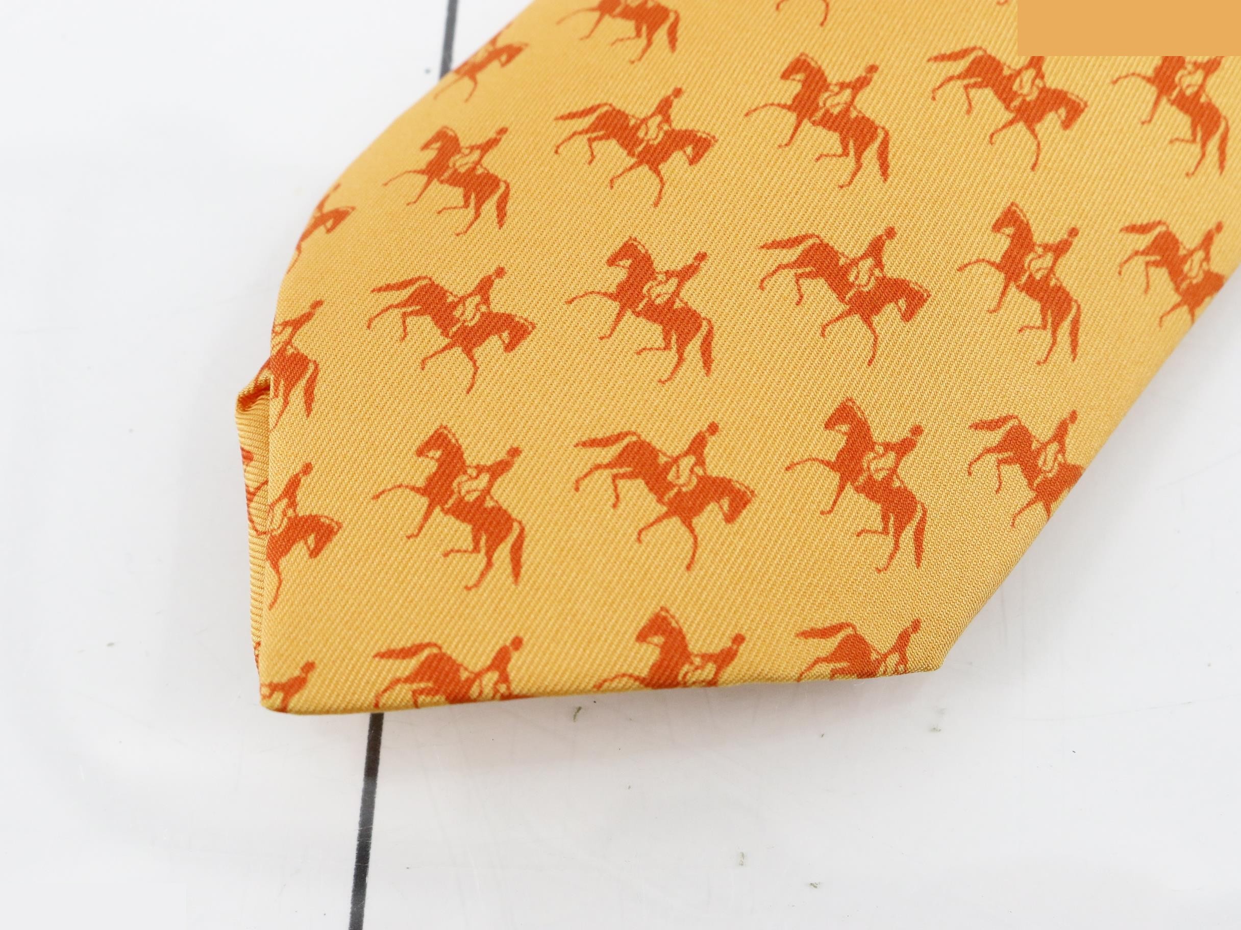 necktie, jockey, horse — view 3