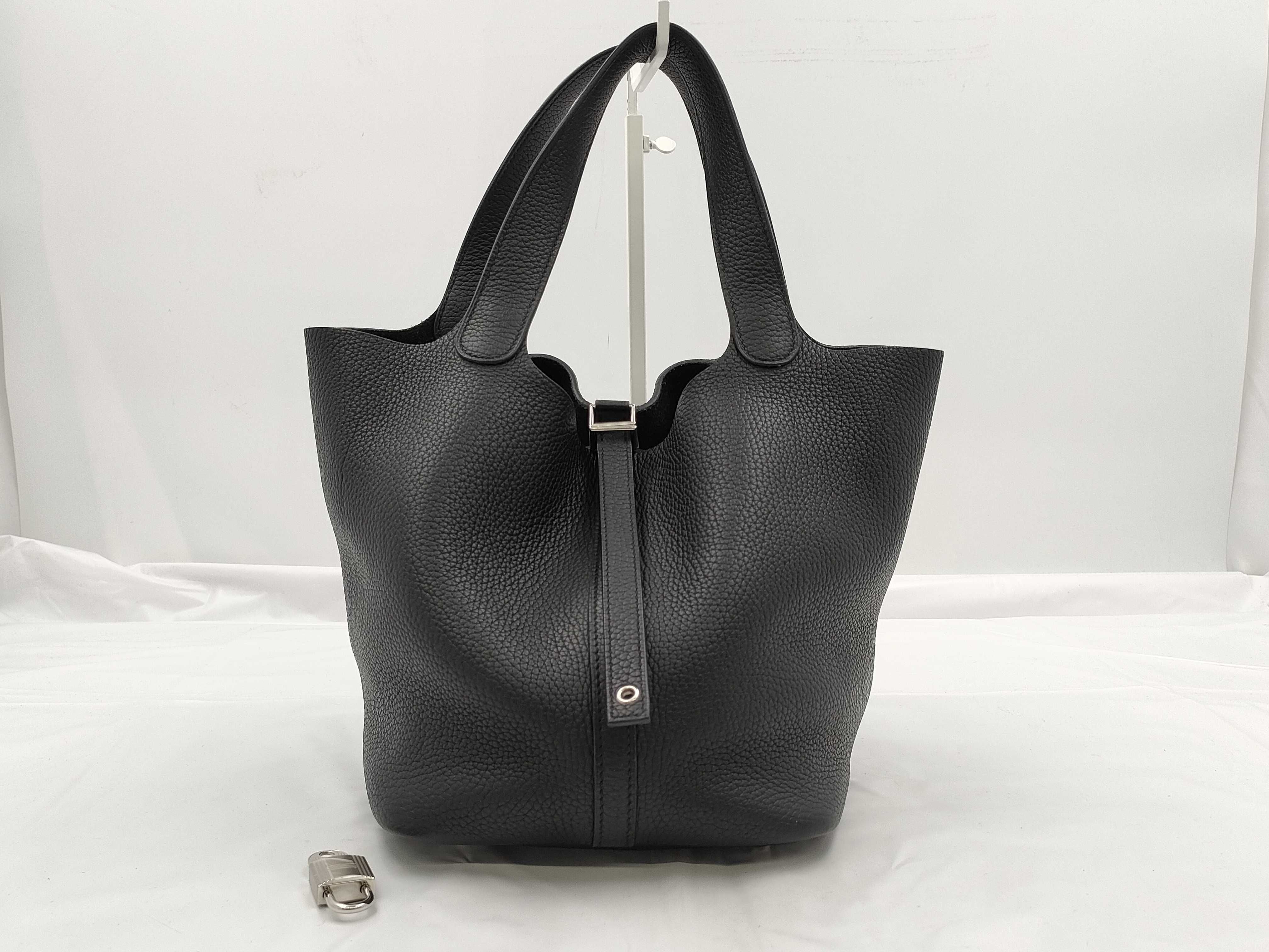 Picotin Lock MM Taurillon Clemence Black A Stamp Handbag