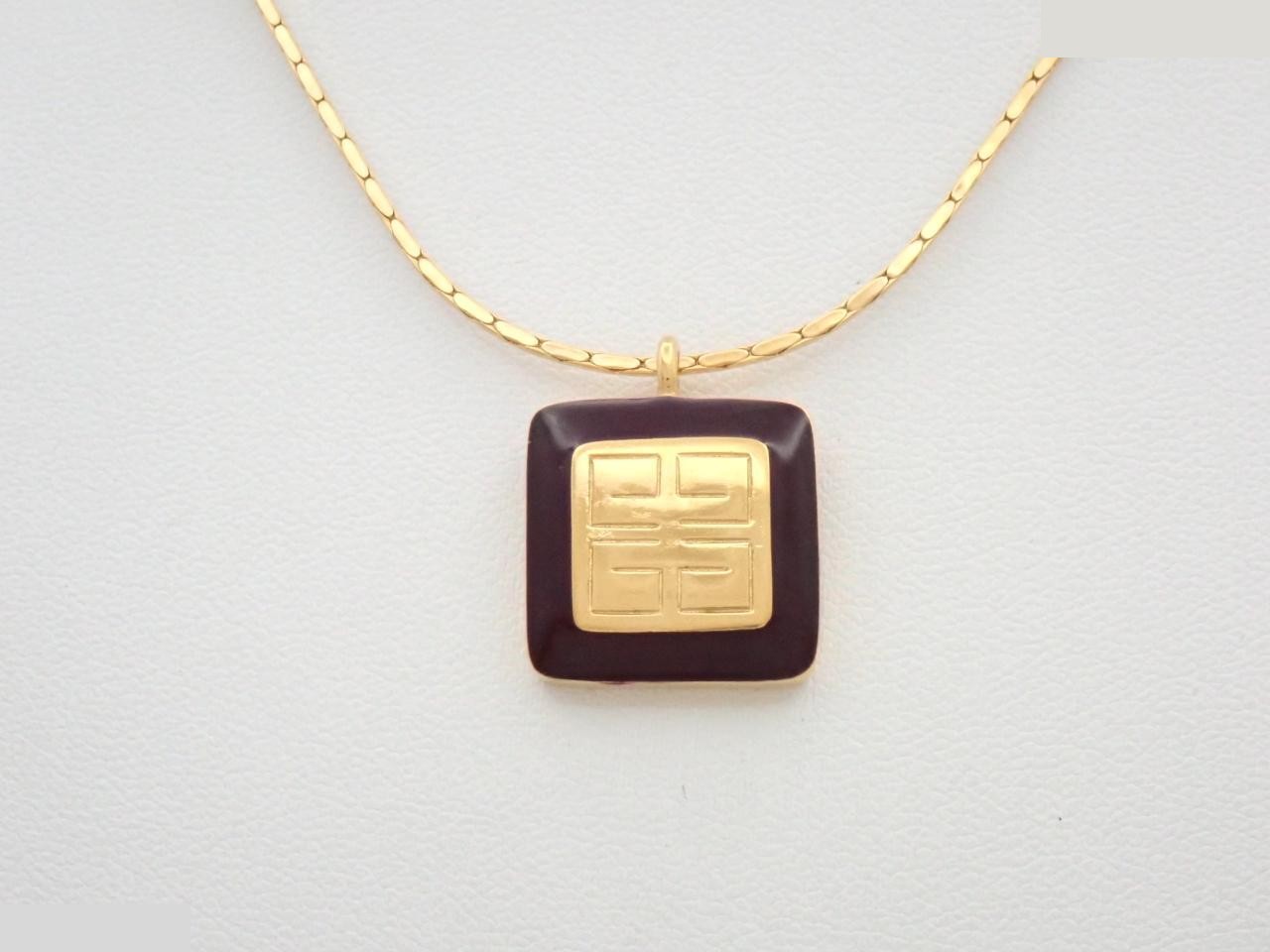 Other line: Precious metal necklaces and pendants, neck circumference approximately 36 cm.