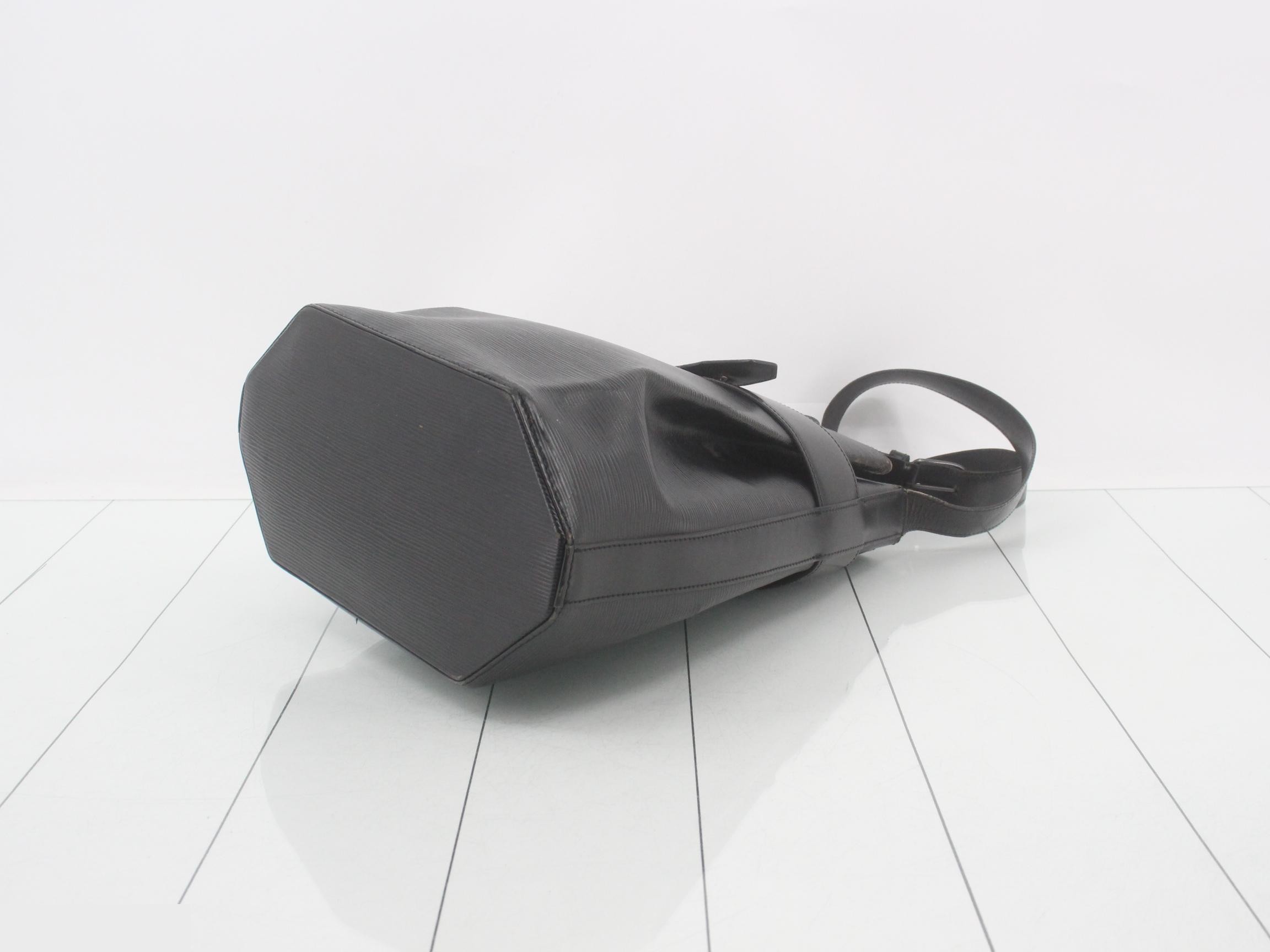 Epi Sac Depaule GM Noir Shoulder Bag — view 6