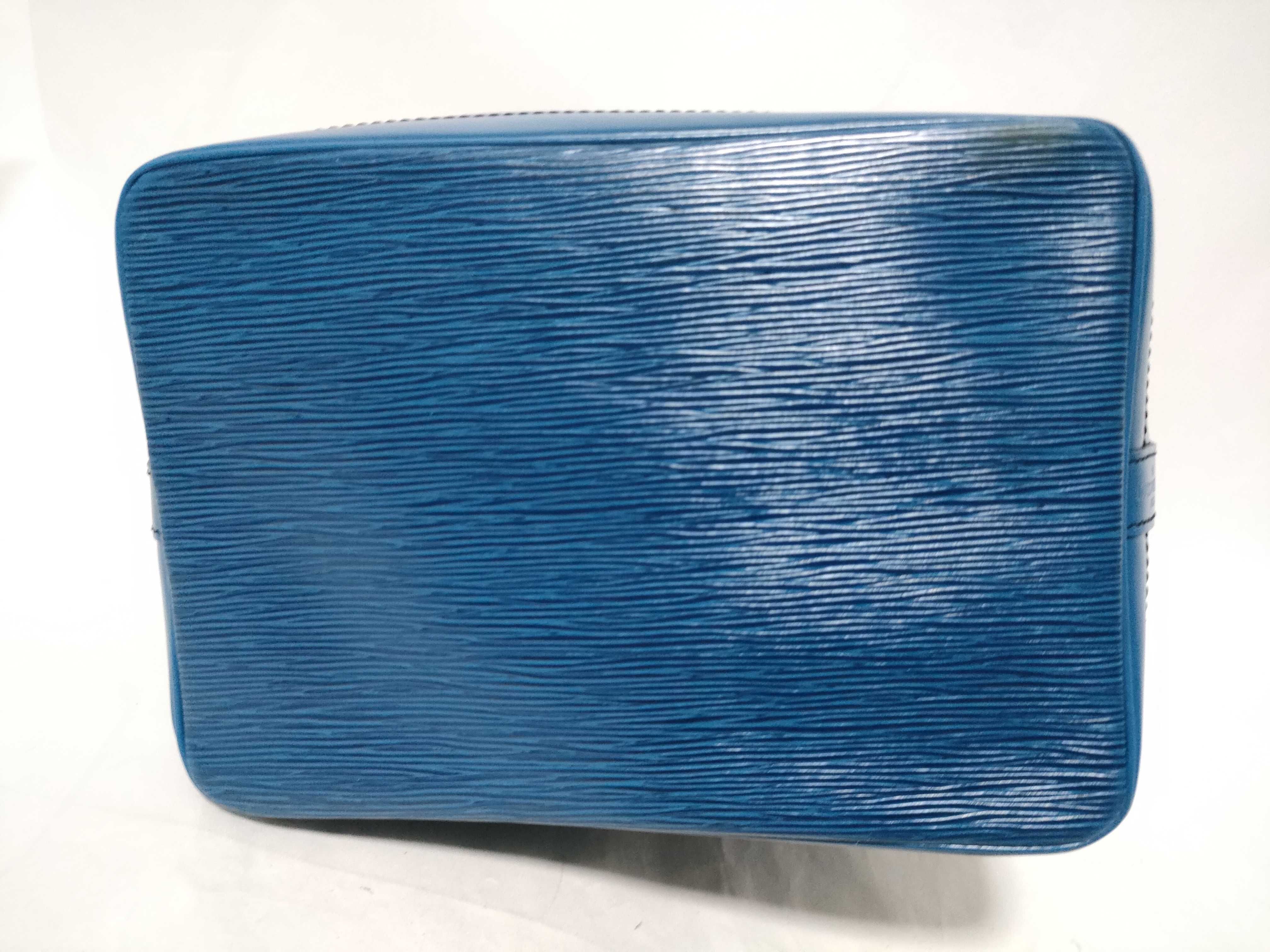 Epi Noe Blue Shoulder Bag — view 7
