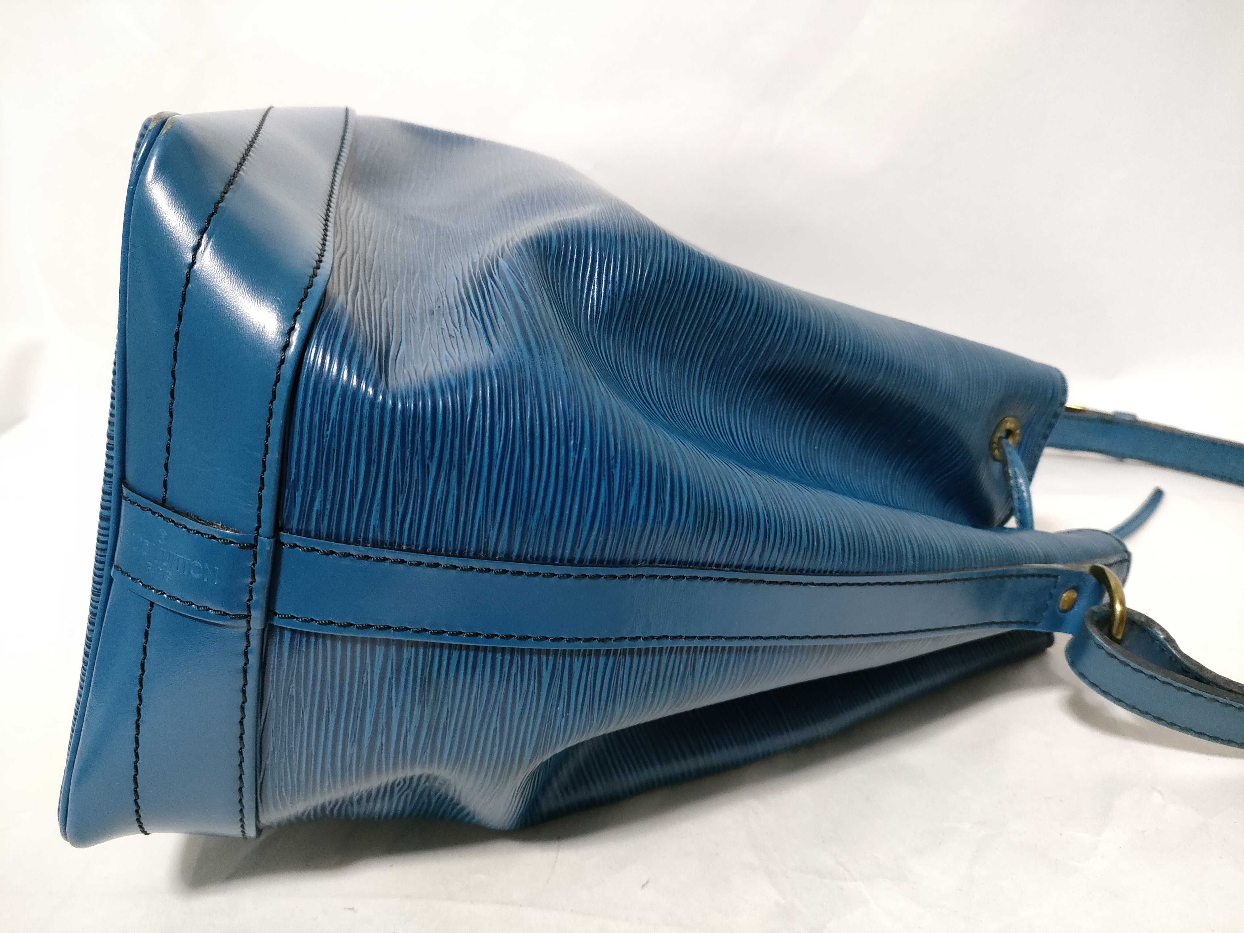 Epi Noe Blue Shoulder Bag — view 8