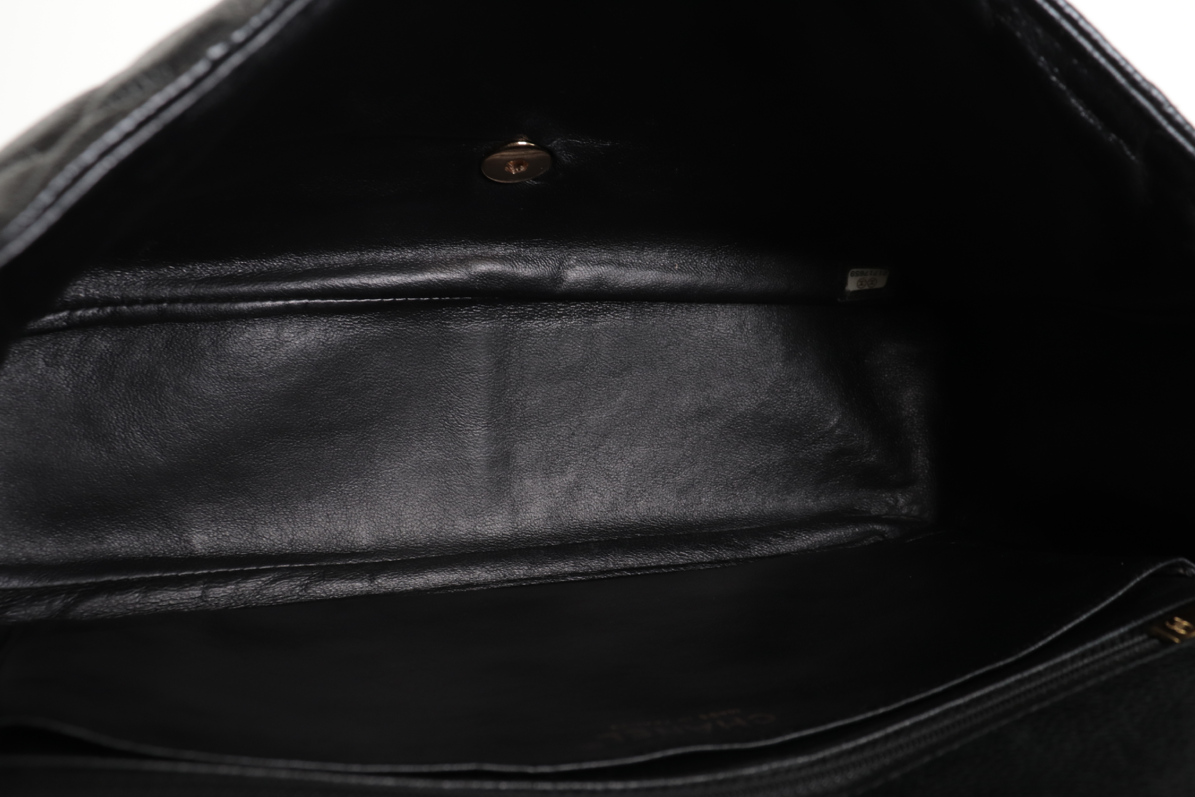 Caviar Matelassé Chain Shoulder Bag (Serial Number 21) — view 8