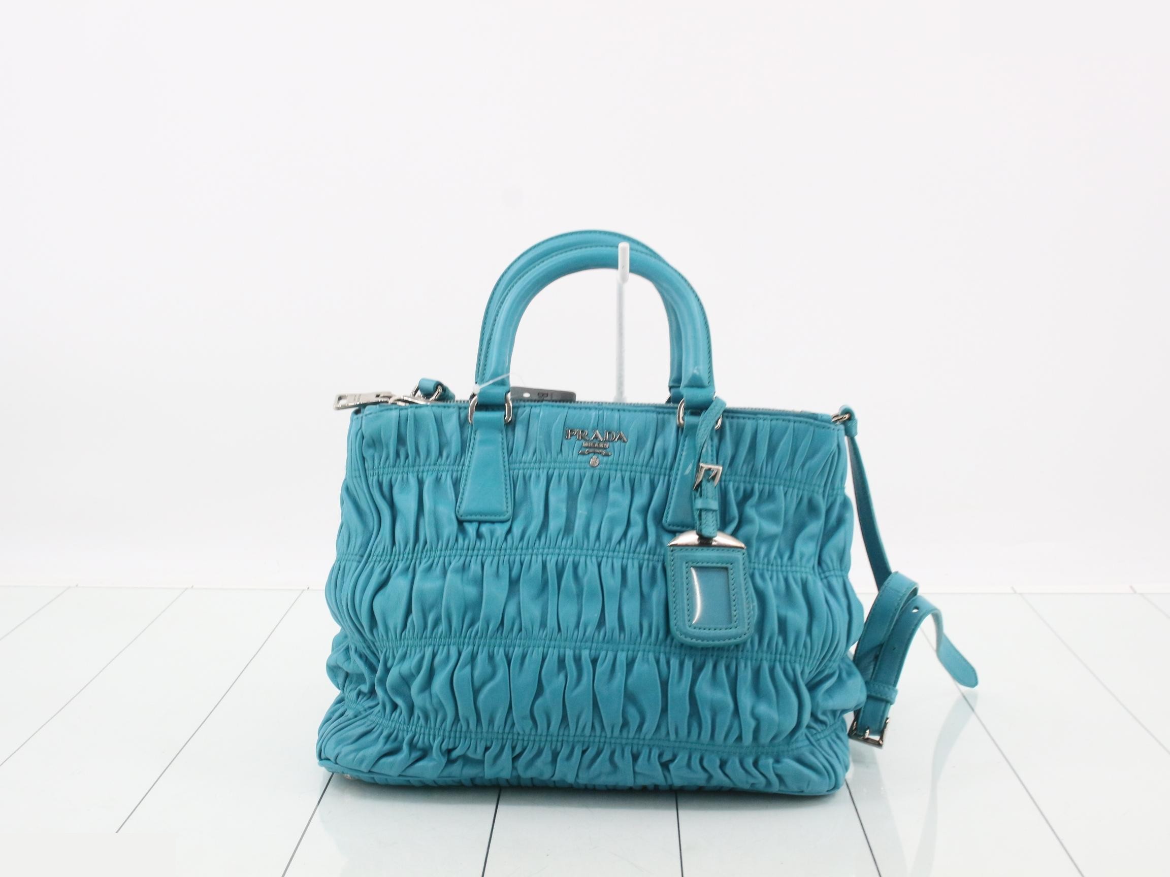 Gathered tote bag, 2-way bag, with shoulder strap.