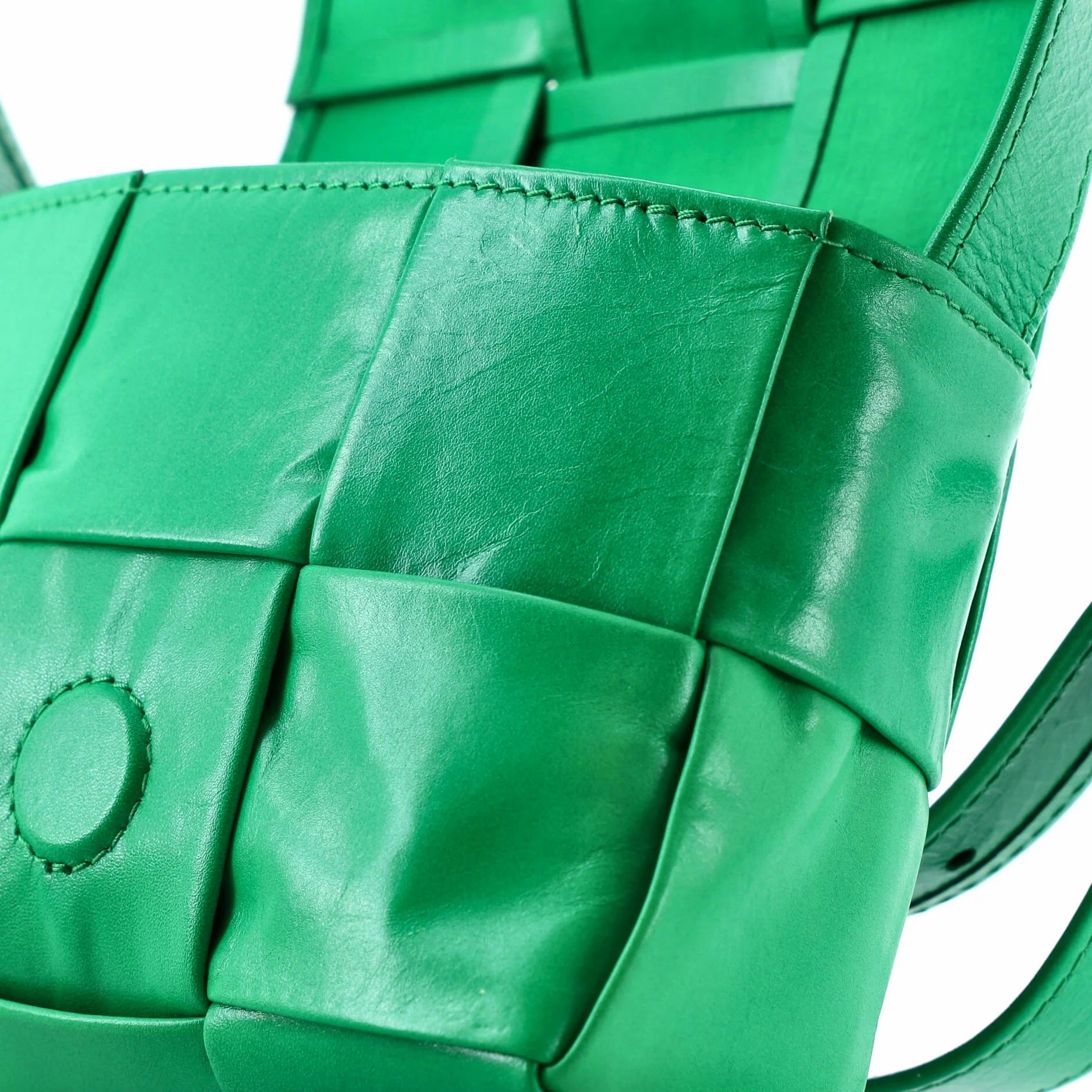 Cassette Crossbody Bag Maxi Intrecciato Leather Candy — view 8
