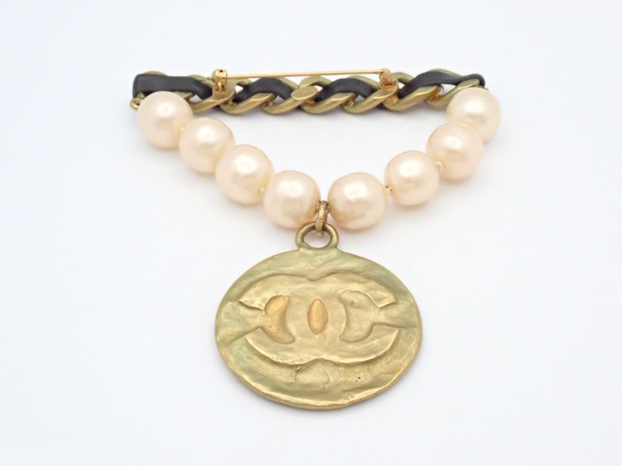 Coco Mark Faux Pearl Brooch 94A — view 2