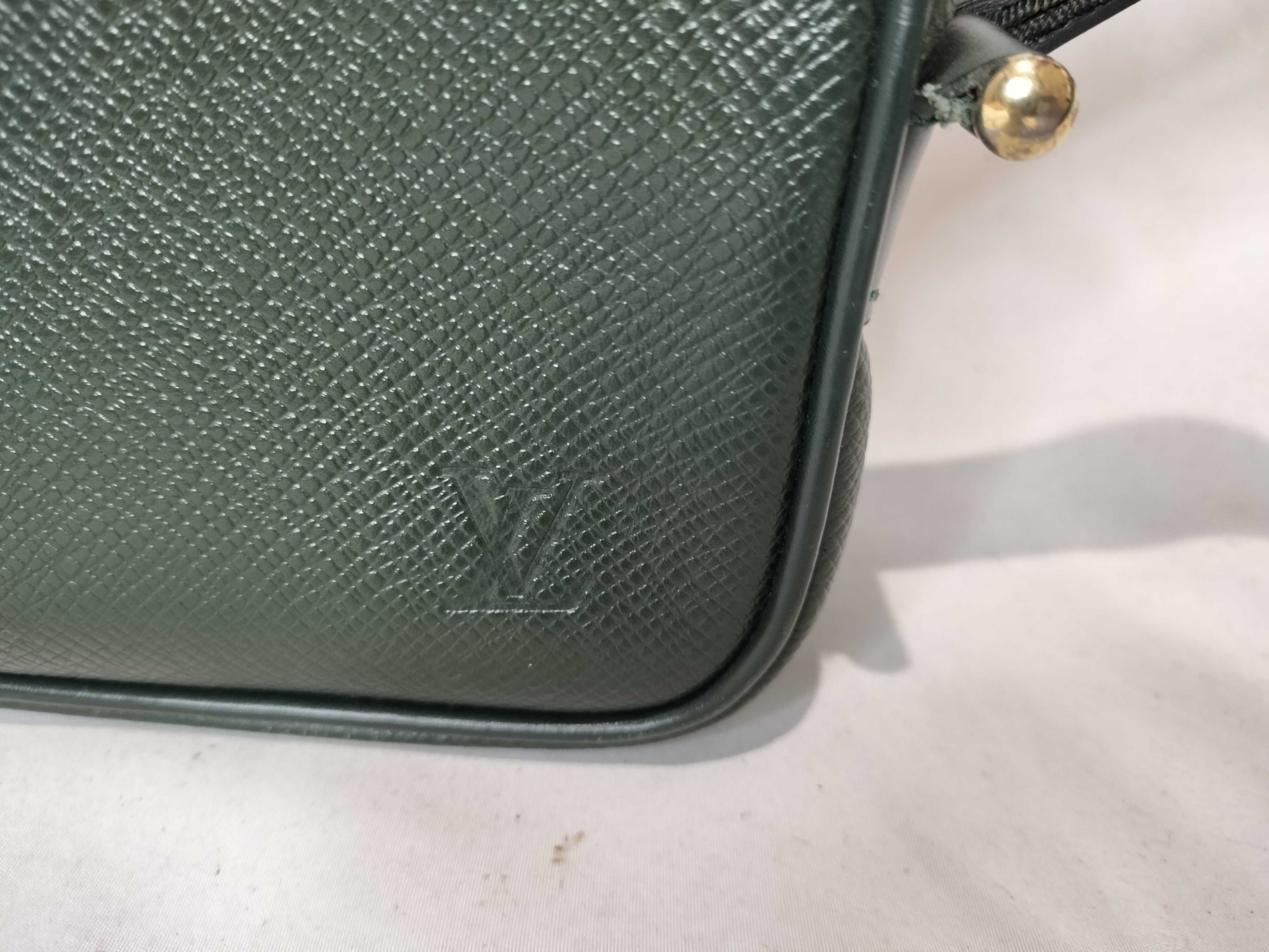 Epi Vuitton Taiga Kalga Taiga Epicea Second Bag M30814 Green CA0011 Second Bag — view 2