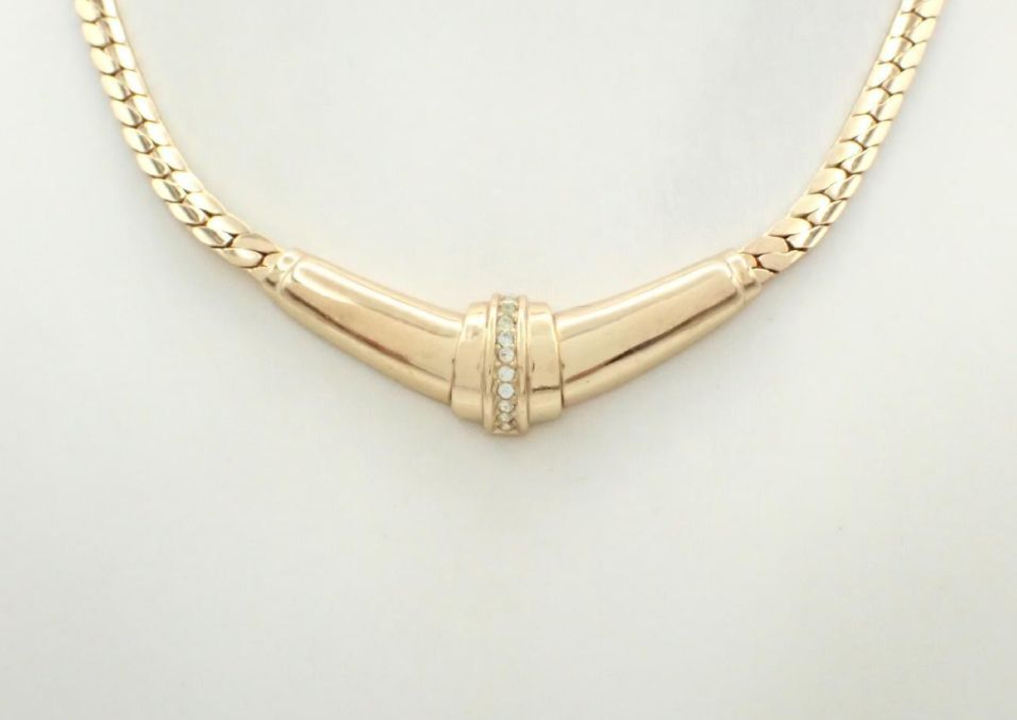 gold choker necklace, neck circumference approximately 42cm. — view 2