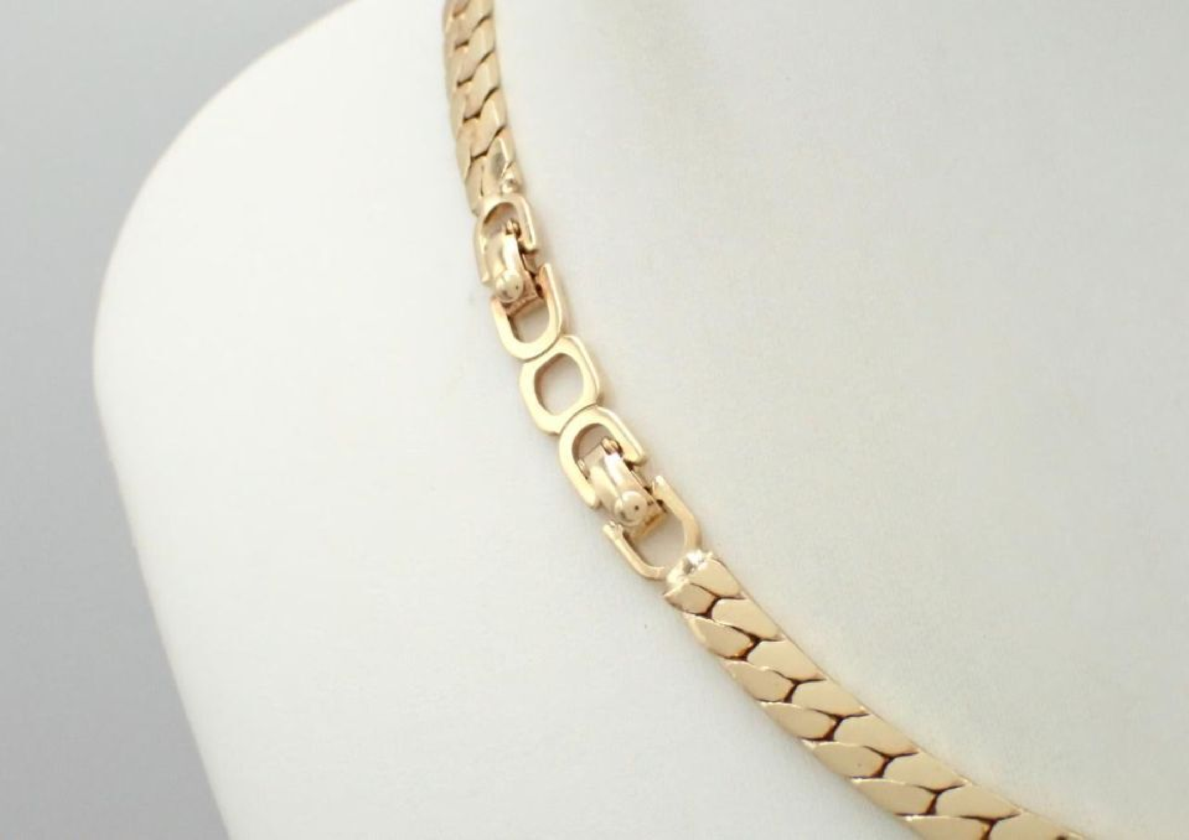 gold choker necklace, neck circumference approximately 42cm. — view 3
